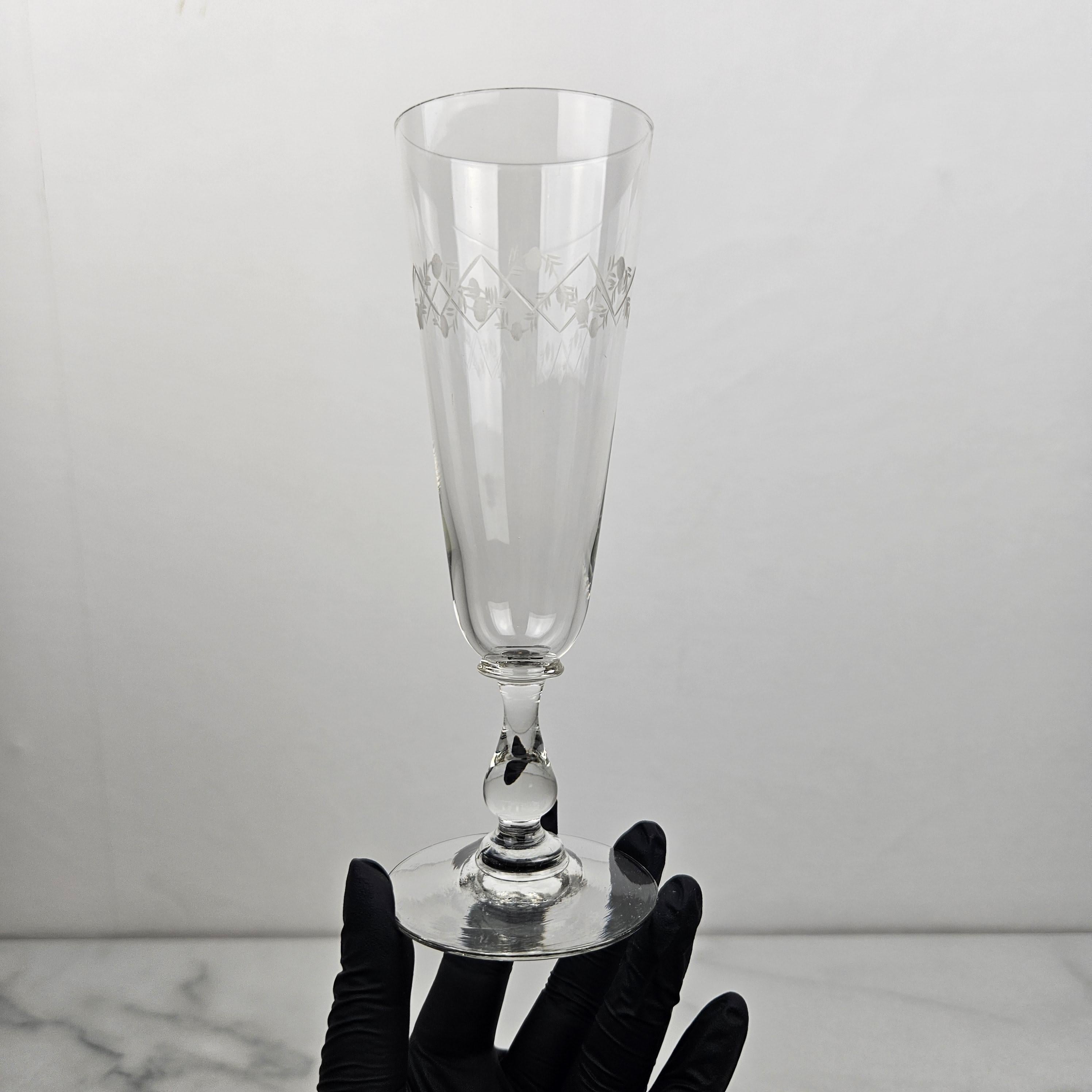 Elegant ensemble de 9 flûtes à champagne en cristal soufflé à la main Antique French en vente 1