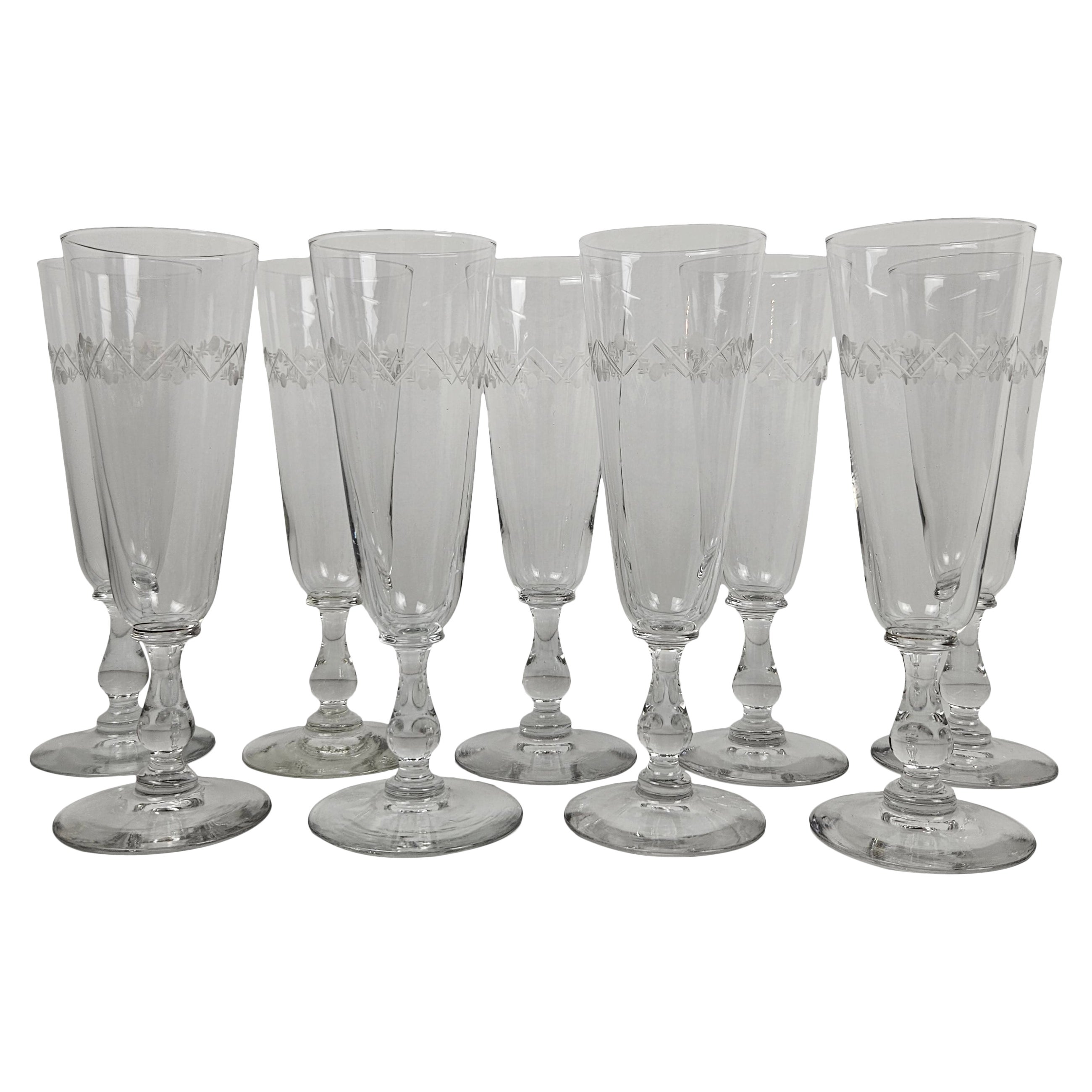 Elegantes Set von 9 Antique French mundgeblasenen Kristall Champagnerflöten