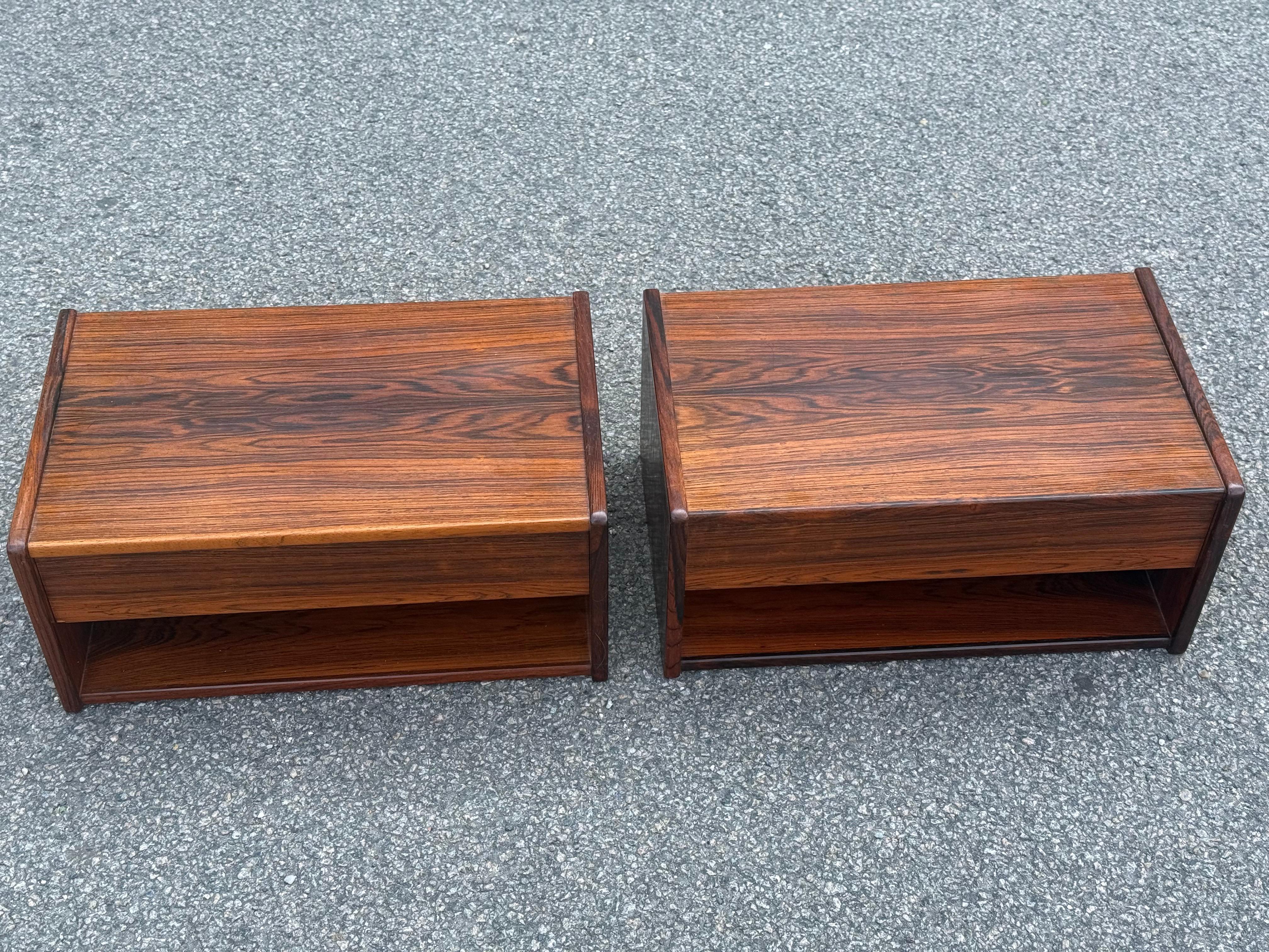 Un raffinato set di comodini fluttuanti danesi della metà del secolo scorso, realizzati in impiallacciatura di palissandro riccamente venato. Questi pezzi minimalisti presentano linee pulite e un pratico design fluttuante, caratteristico