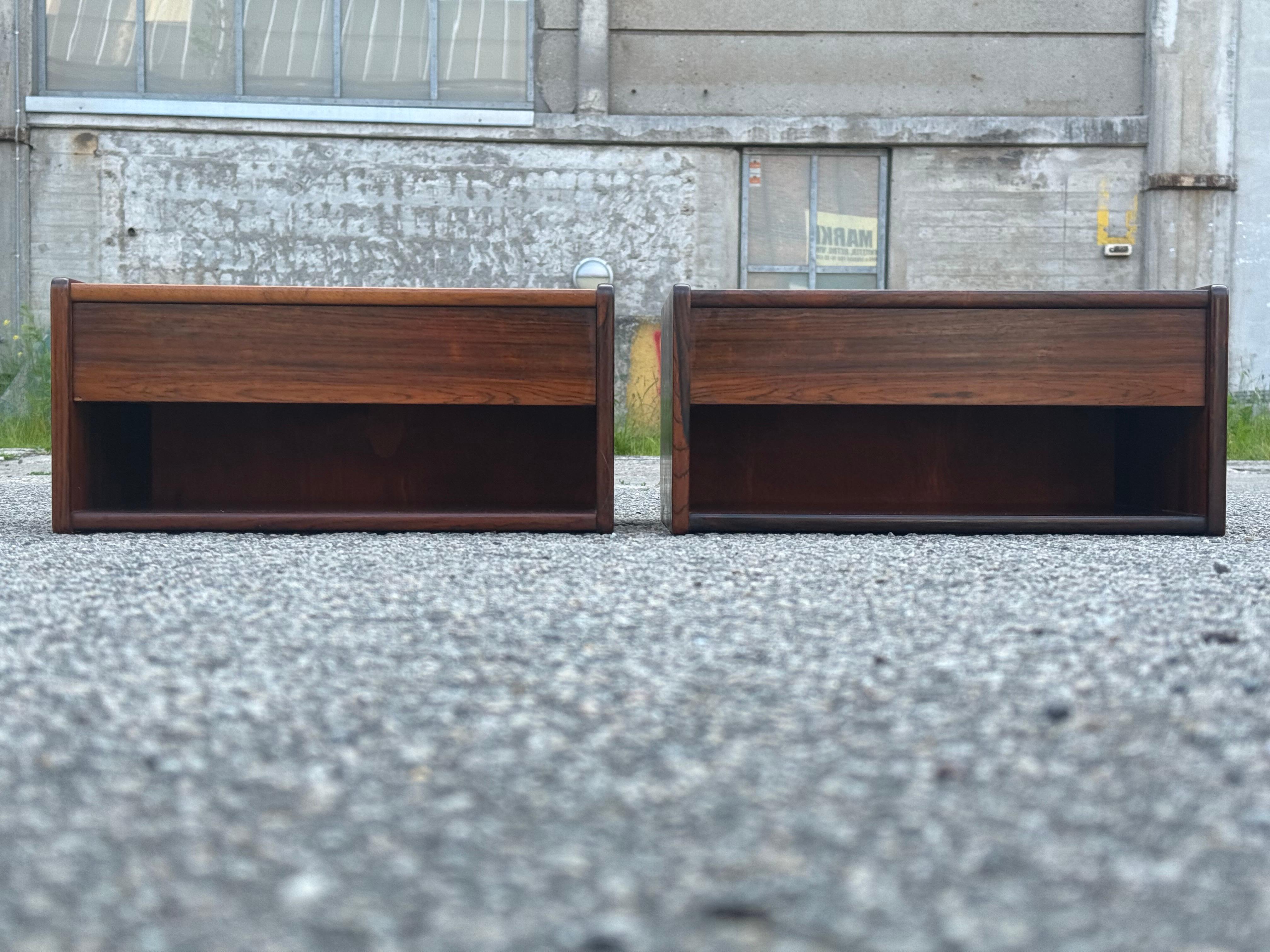 Legno Eleganza del set di comodini galleggianti danesi della metà del secolo scorso, anni '60 in vendita