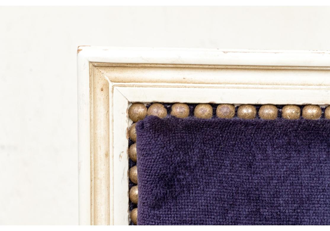Eleganter Satz von acht Esszimmerstühlen im Louis-XV-Stil im Zustand „Starke Gebrauchsspuren“ im Angebot in Bridgeport, CT