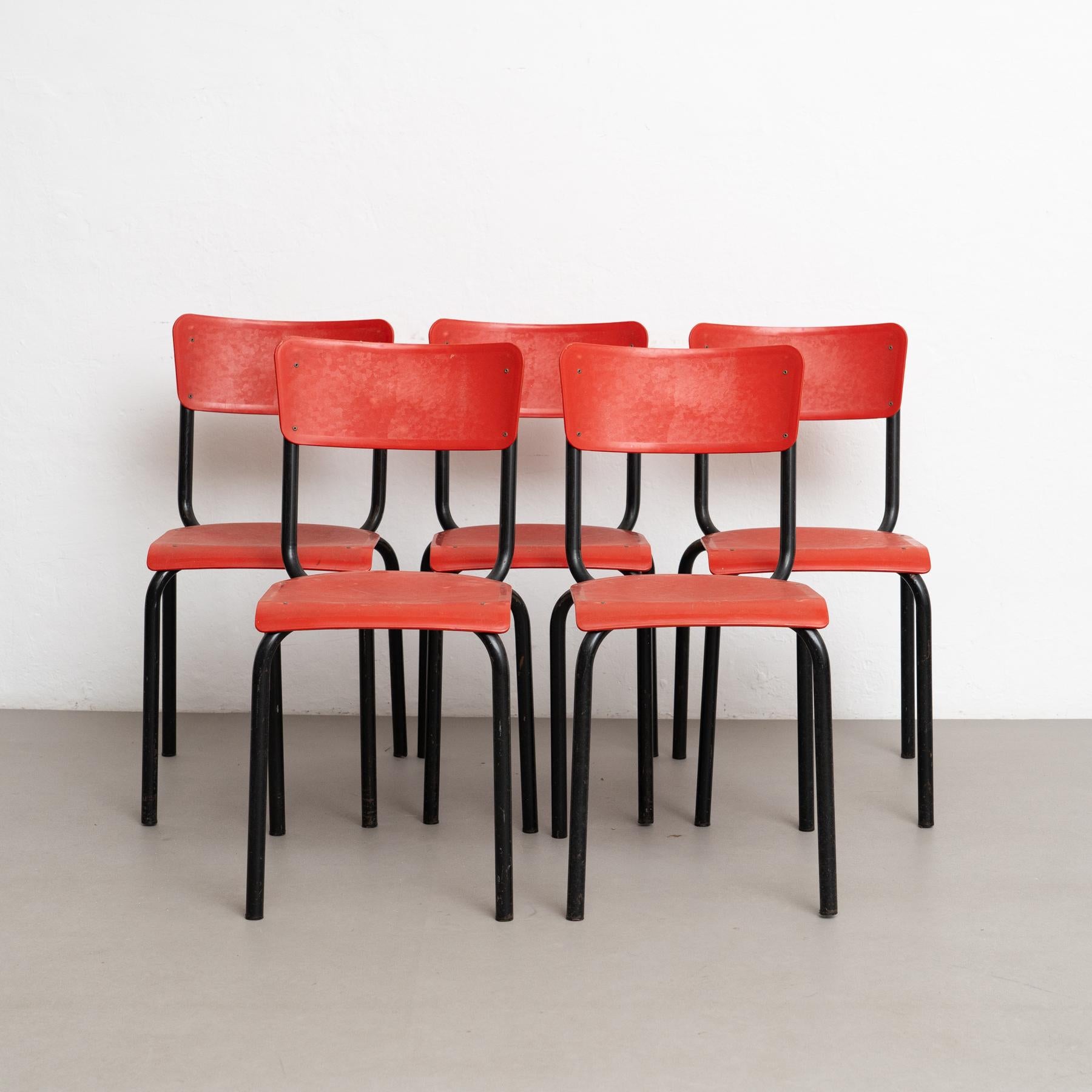 Elegante set di cinque sedie di Pierre Guariche - Design/One anni '50

Scopri il fascino senza tempo di questo esclusivo set di due sedie disegnate dal famoso designer francese Pierre Guariche e prodotte in Belgio per Meurop negli anni Cinquanta.