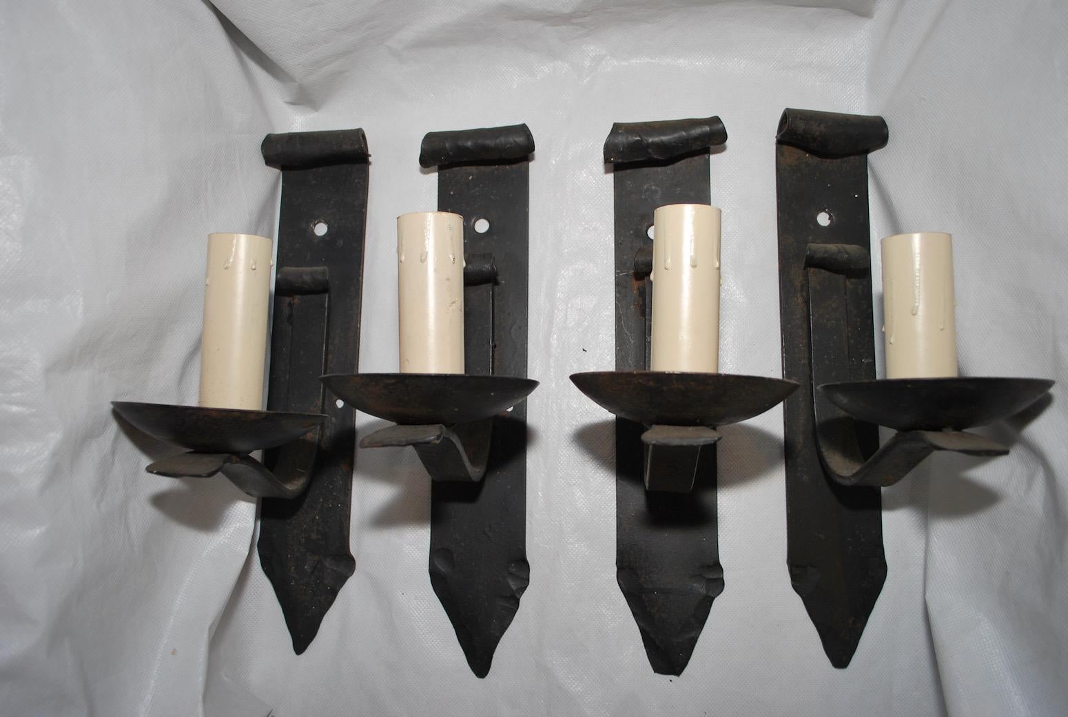 Elegant Set of Four 1930s French Hands Made Wrought Iron Sconces 2