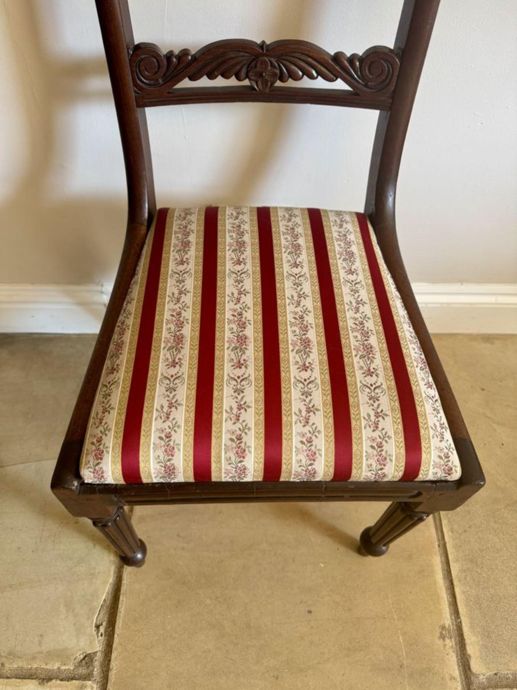 Eleganter Satz von vier antiken Mahagoni-Esszimmerstühlen in Regency- Qualität (19. Jahrhundert) im Angebot