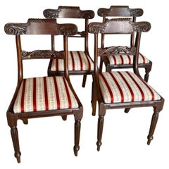 Élégant ensemble de quatre chaises de salle à manger anciennes de qualité Régence en acajou