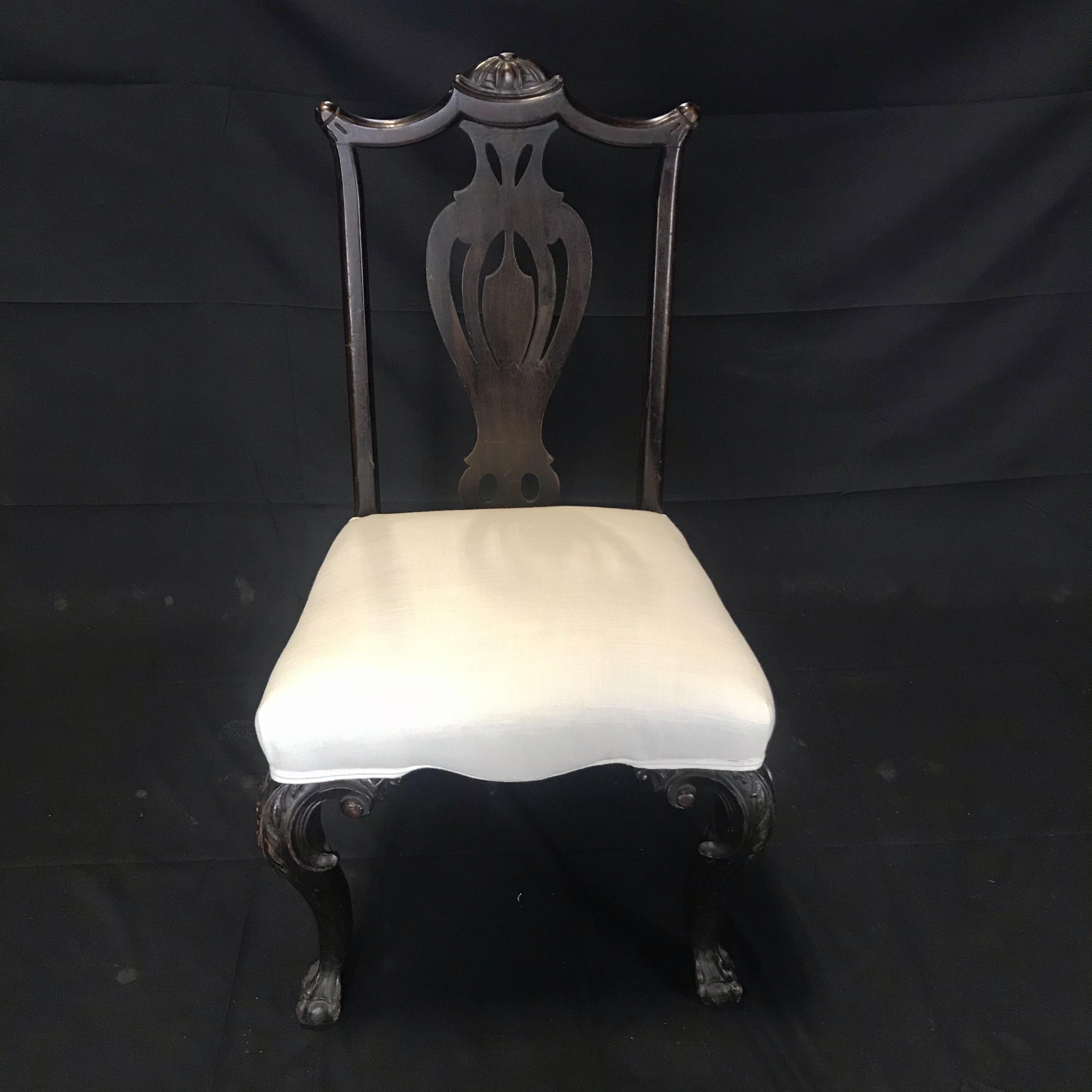 Elegantes Set aus vier geschnitzten englischen Esszimmerstühlen im Chippendale-Stil des 19. Jahrhunderts (Englisch) im Angebot
