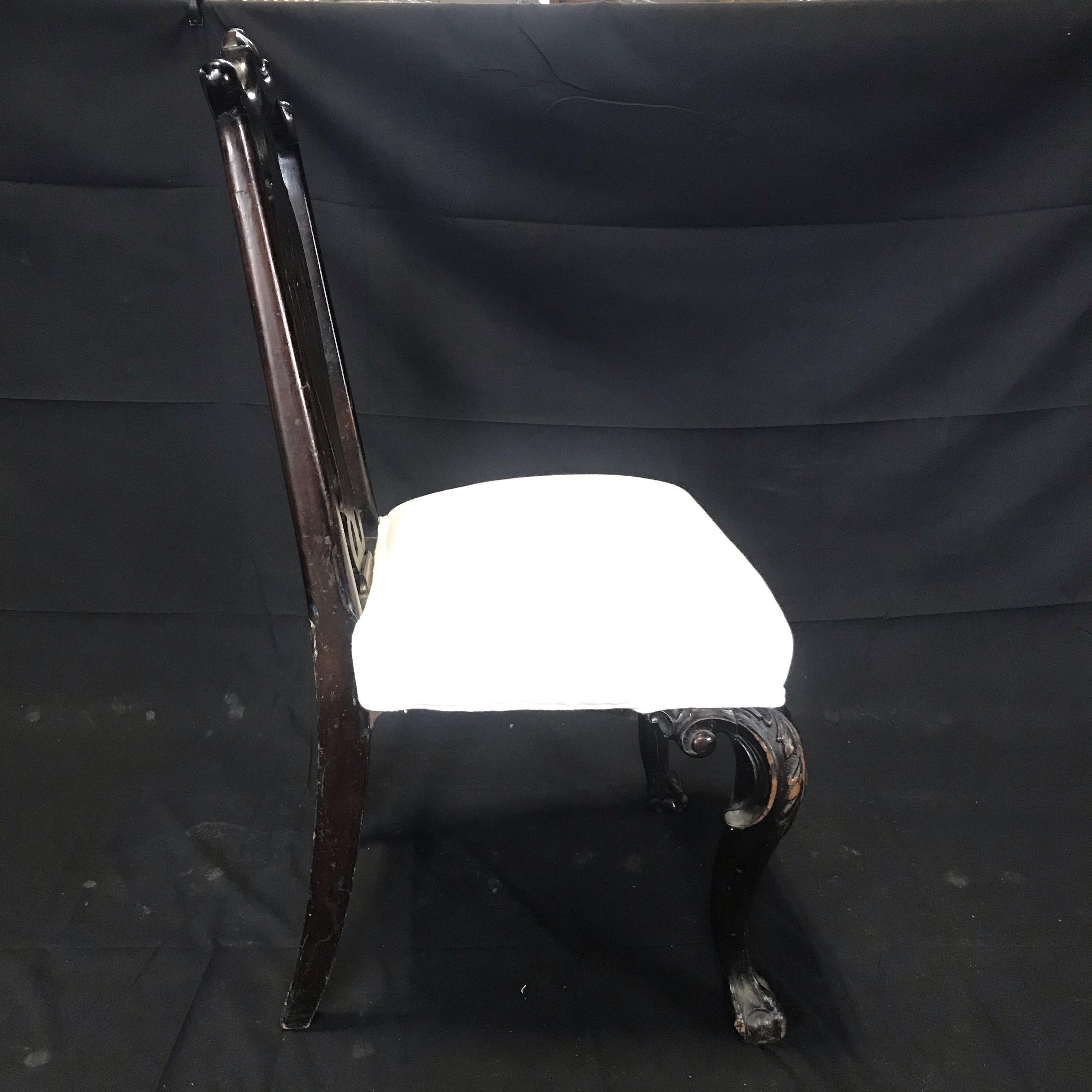 Elegantes Set aus vier geschnitzten englischen Esszimmerstühlen im Chippendale-Stil des 19. Jahrhunderts (Polster) im Angebot
