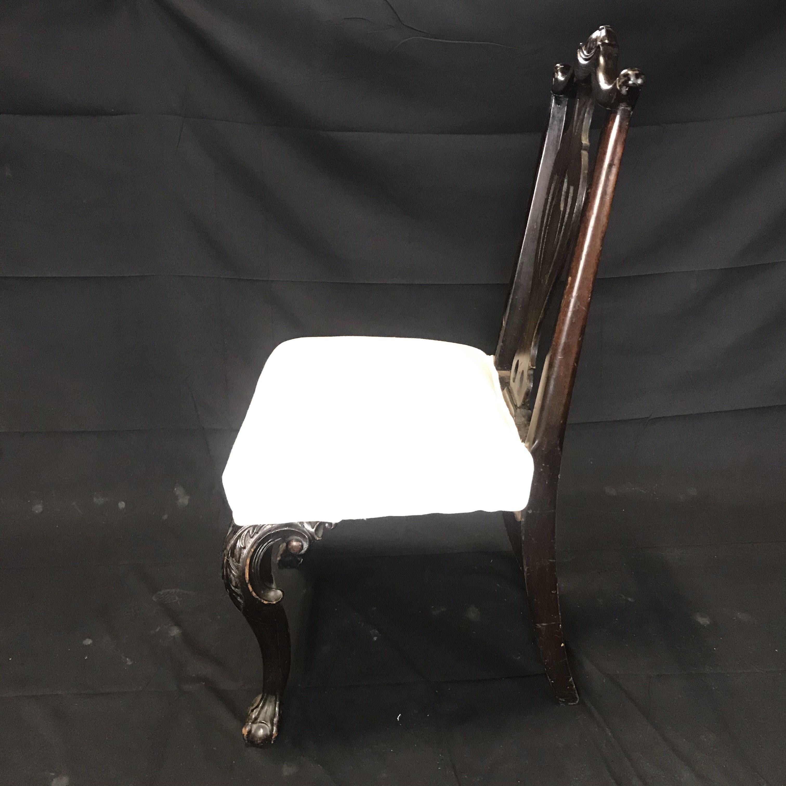 Elegantes Set aus vier geschnitzten englischen Esszimmerstühlen im Chippendale-Stil des 19. Jahrhunderts im Angebot 2