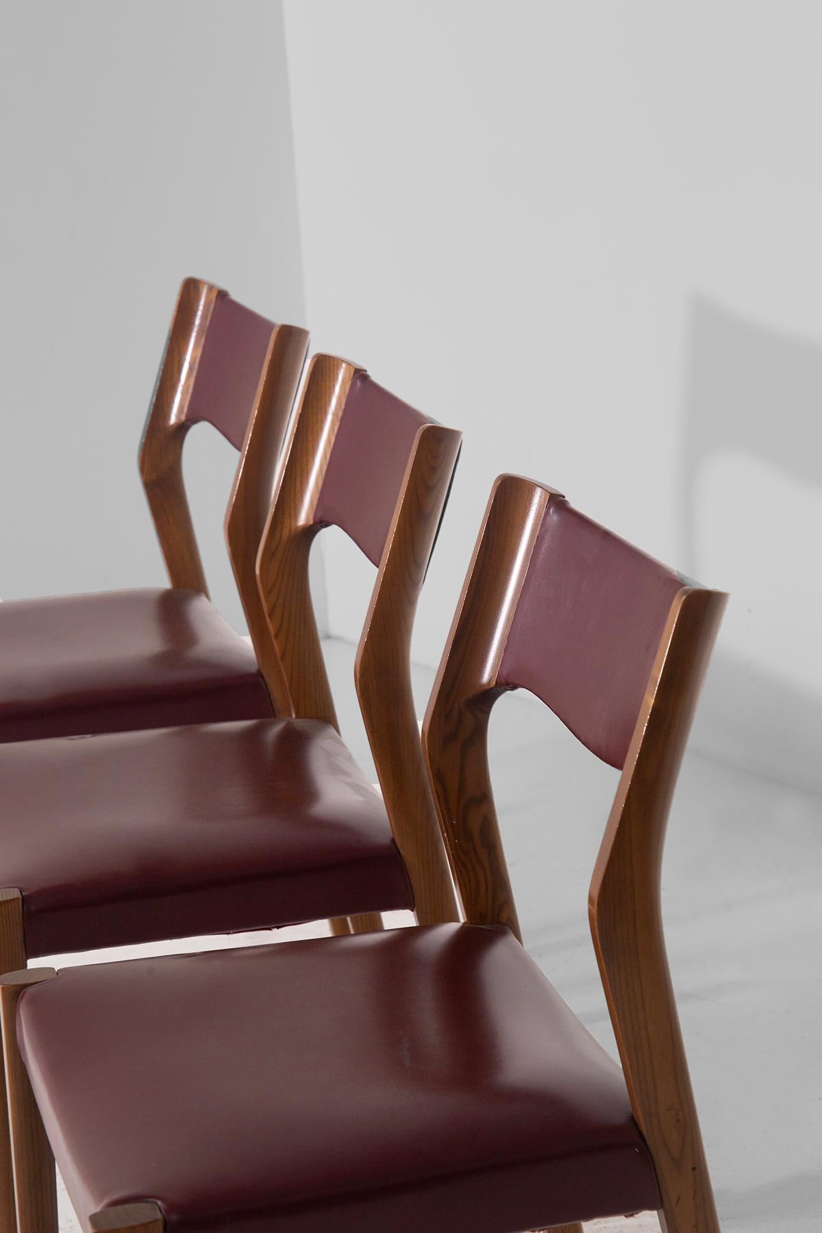 Elegantes Set aus vier italienischen Stühlen in bordeauxfarbenem Leder (Italian) im Angebot