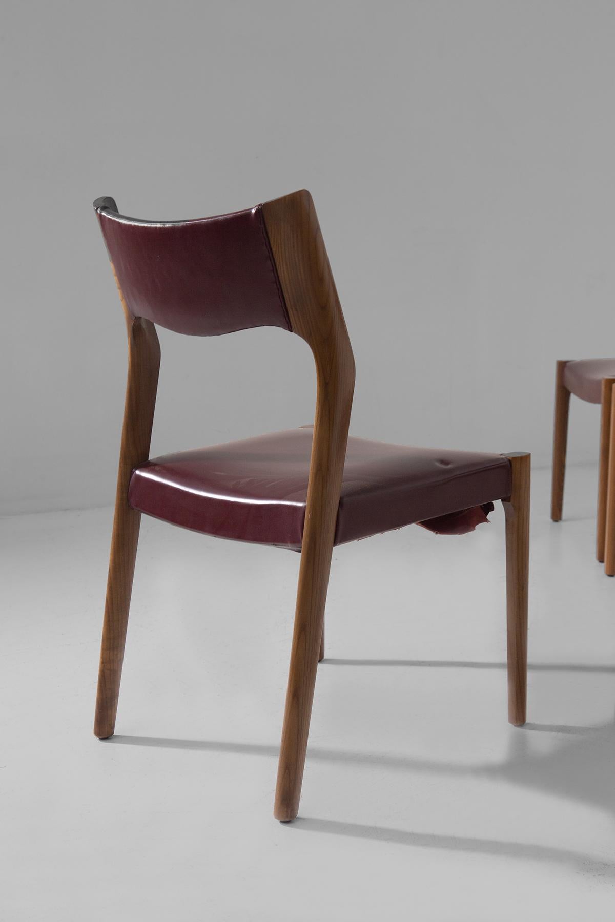 Elegantes Set aus vier italienischen Stühlen in bordeauxfarbenem Leder (Mid-20th Century) im Angebot