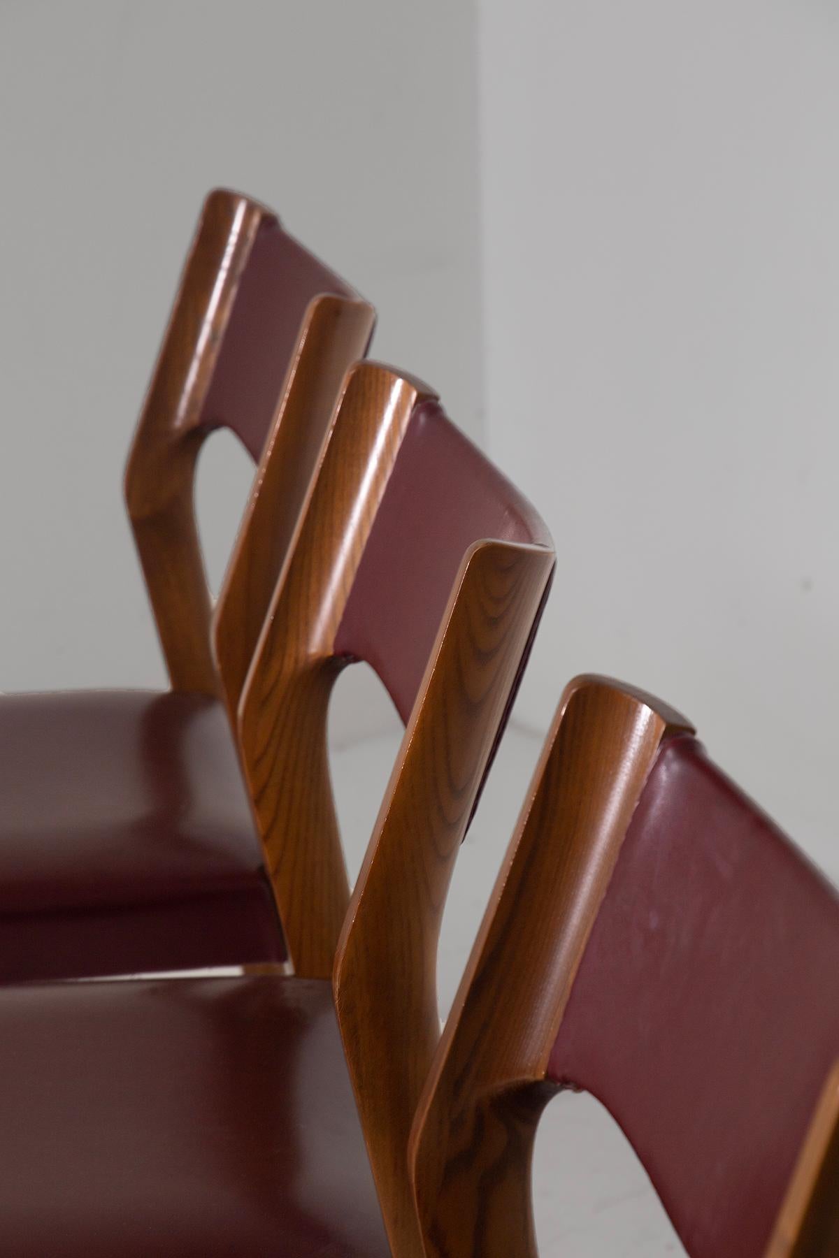 Elegantes Set aus vier italienischen Stühlen in bordeauxfarbenem Leder im Angebot 2