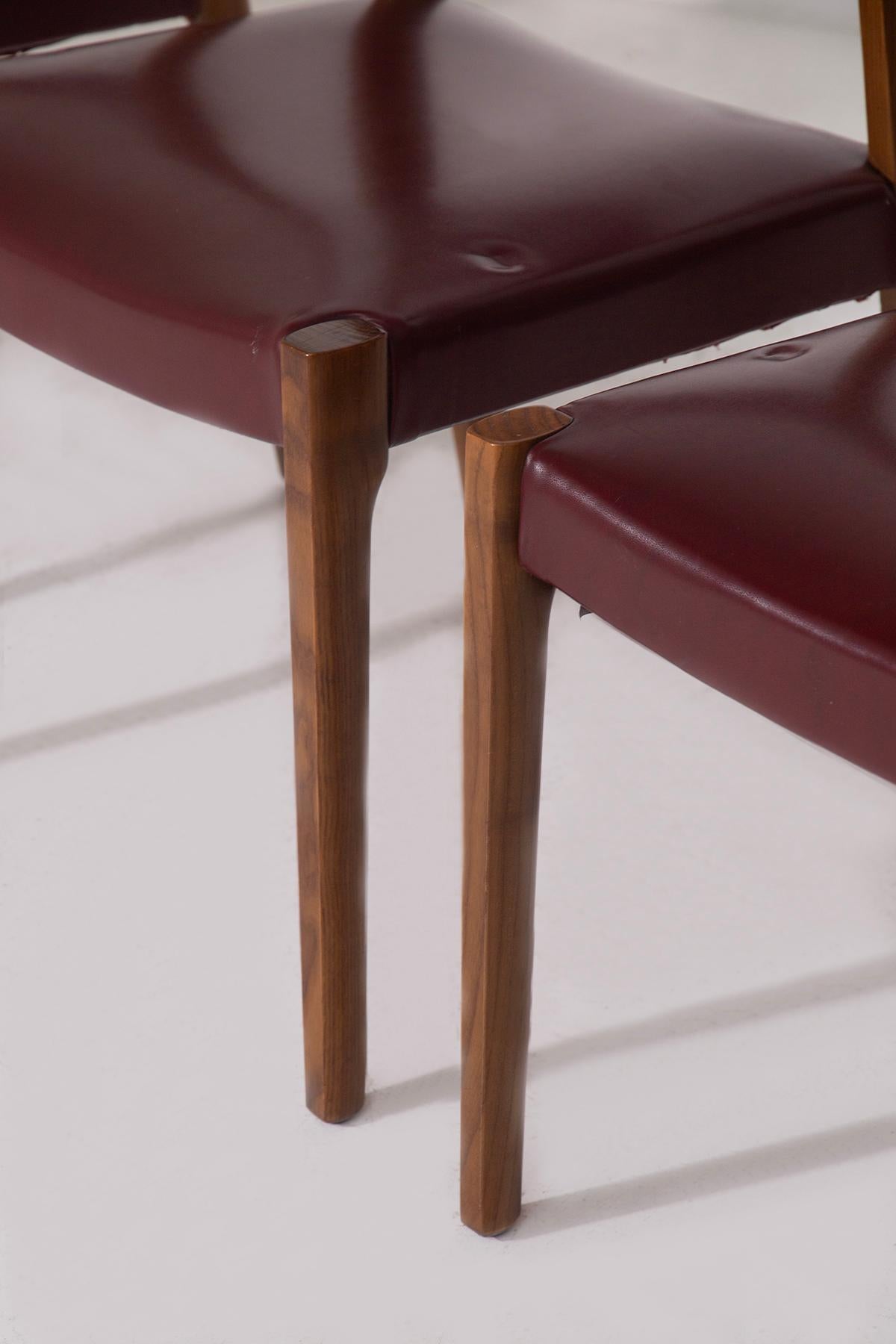 Elegantes Set aus vier italienischen Stühlen in bordeauxfarbenem Leder im Angebot 3