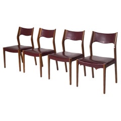 Elégant ensemble de quatre chaises italiennes en cuir bordeaux