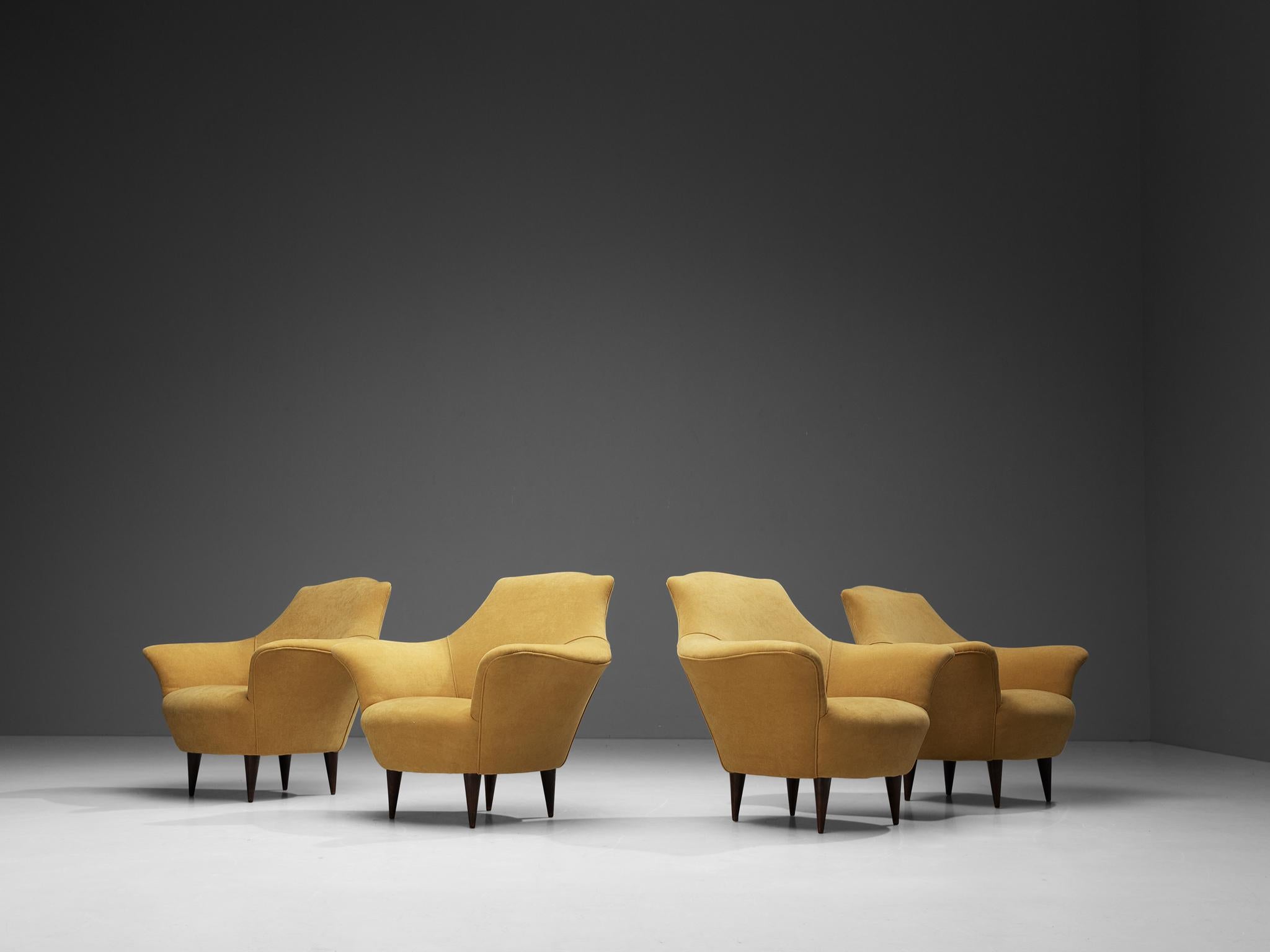 Satz von vier Clubsesseln, Samt, gebeizte Esche, Italien, 1950er Jahre

Dieses schöne Set italienischer Loungesessel zeichnet sich durch eine raffinierte Ästhetik aus, die durch die geschwungenen Linien und die runden Kanten entsteht. Die Sitzfläche
