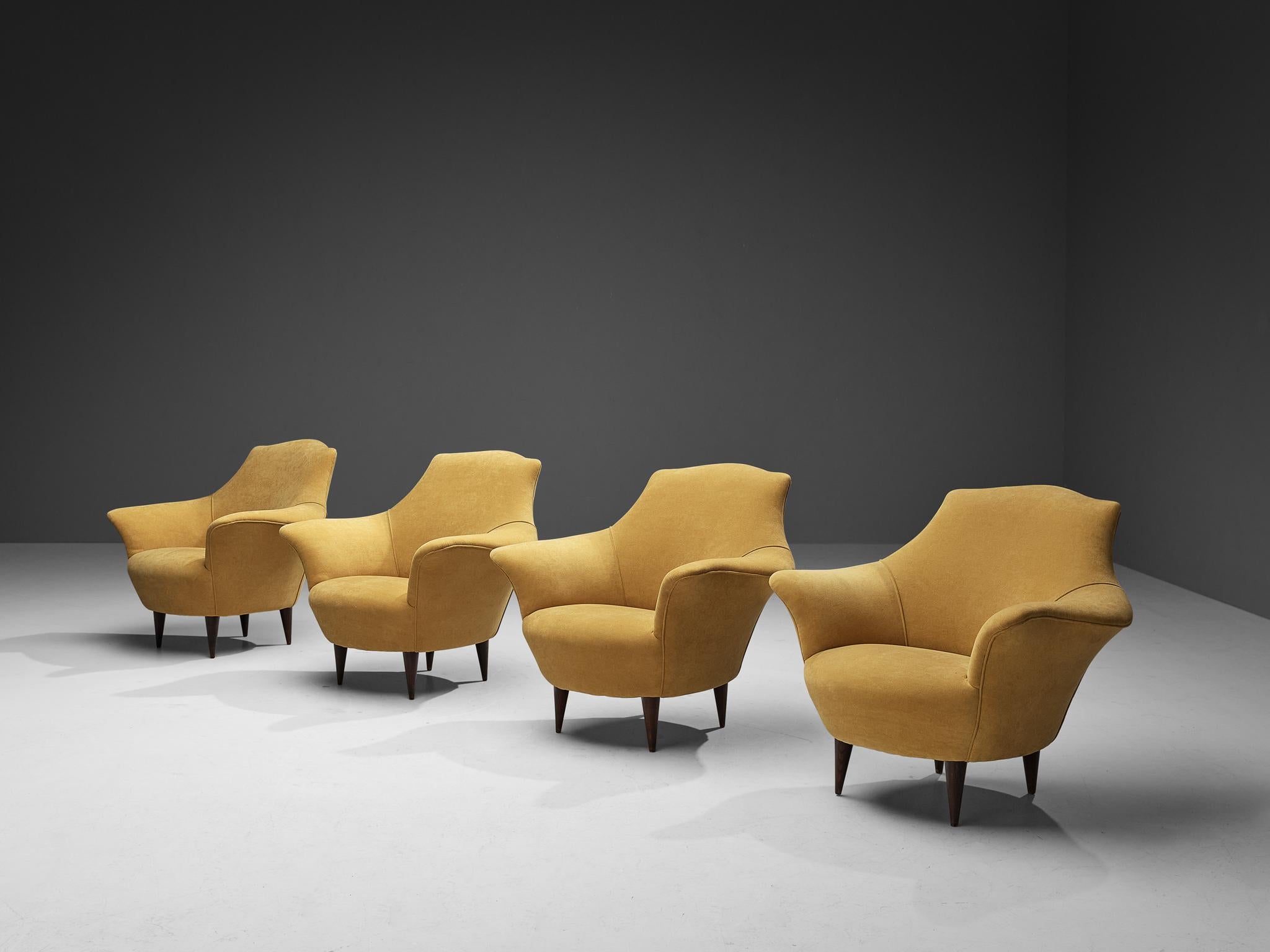 Eleganter Satz von vier Loungesesseln aus gelbem Samt und Eschenholz im Angebot 1