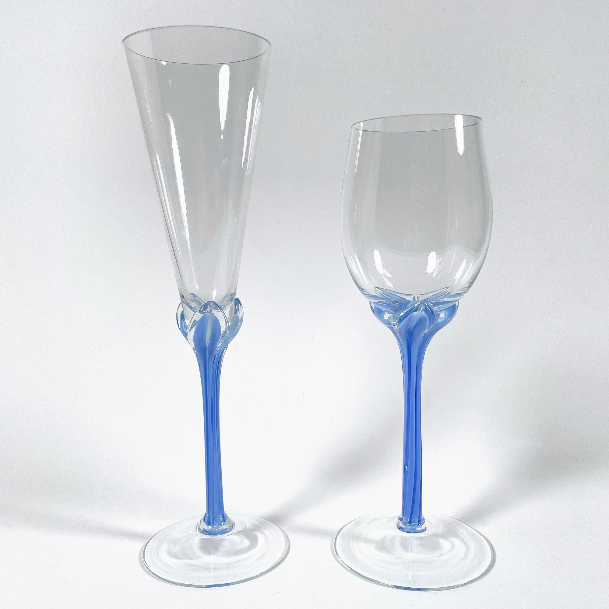Erweitern Sie Ihre Glassammlung mit diesem exquisiten Set aus vier hellblauen Stielgläsern, die in den 1960er Jahren fachmännisch aus mundgeblasenem Murano-Glas hergestellt wurden. Diese charmante Kollektion besteht aus zwei kleineren Gläsern, die