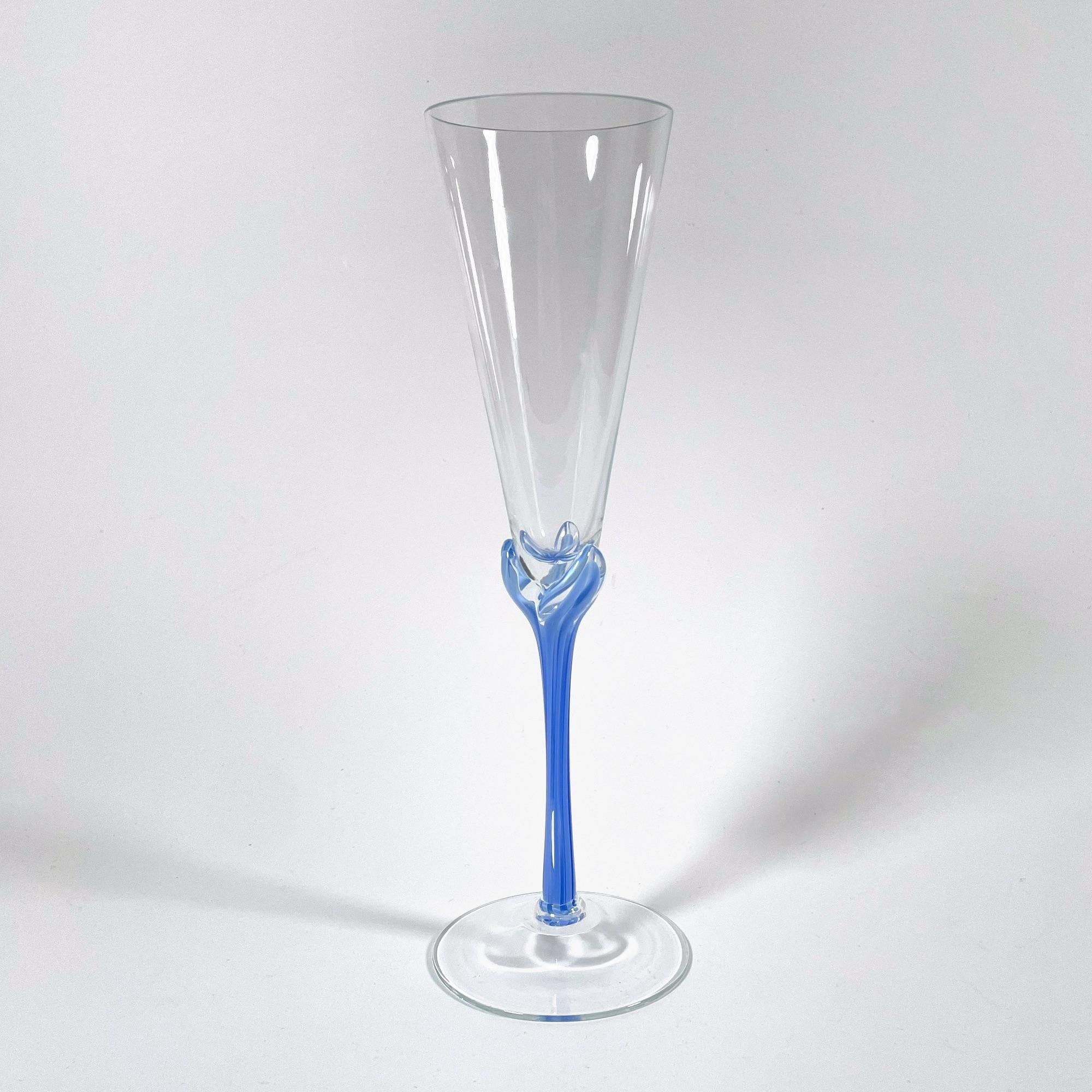 Elegantes Set aus vier blassblauen Murano-Glas-Stielgläsern aus den 1960er Jahren im Zustand „Gut“ im Angebot in PARIS, FR