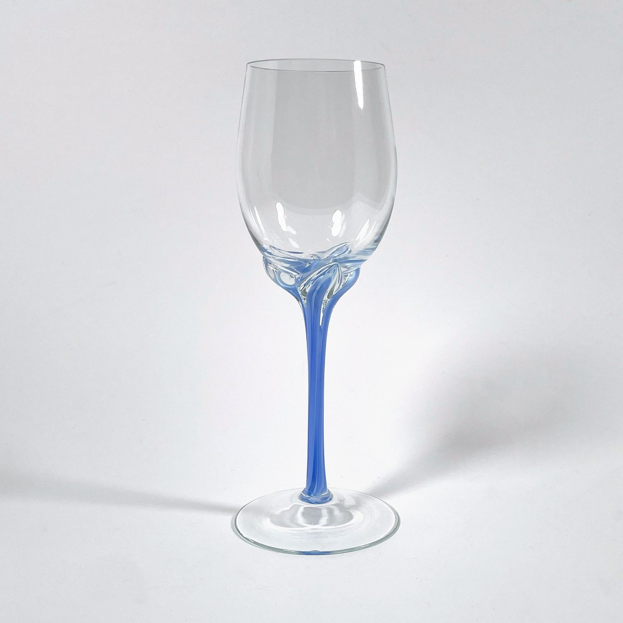 Elegantes Set aus vier blassblauen Murano-Glas-Stielgläsern aus den 1960er Jahren (20. Jahrhundert) im Angebot