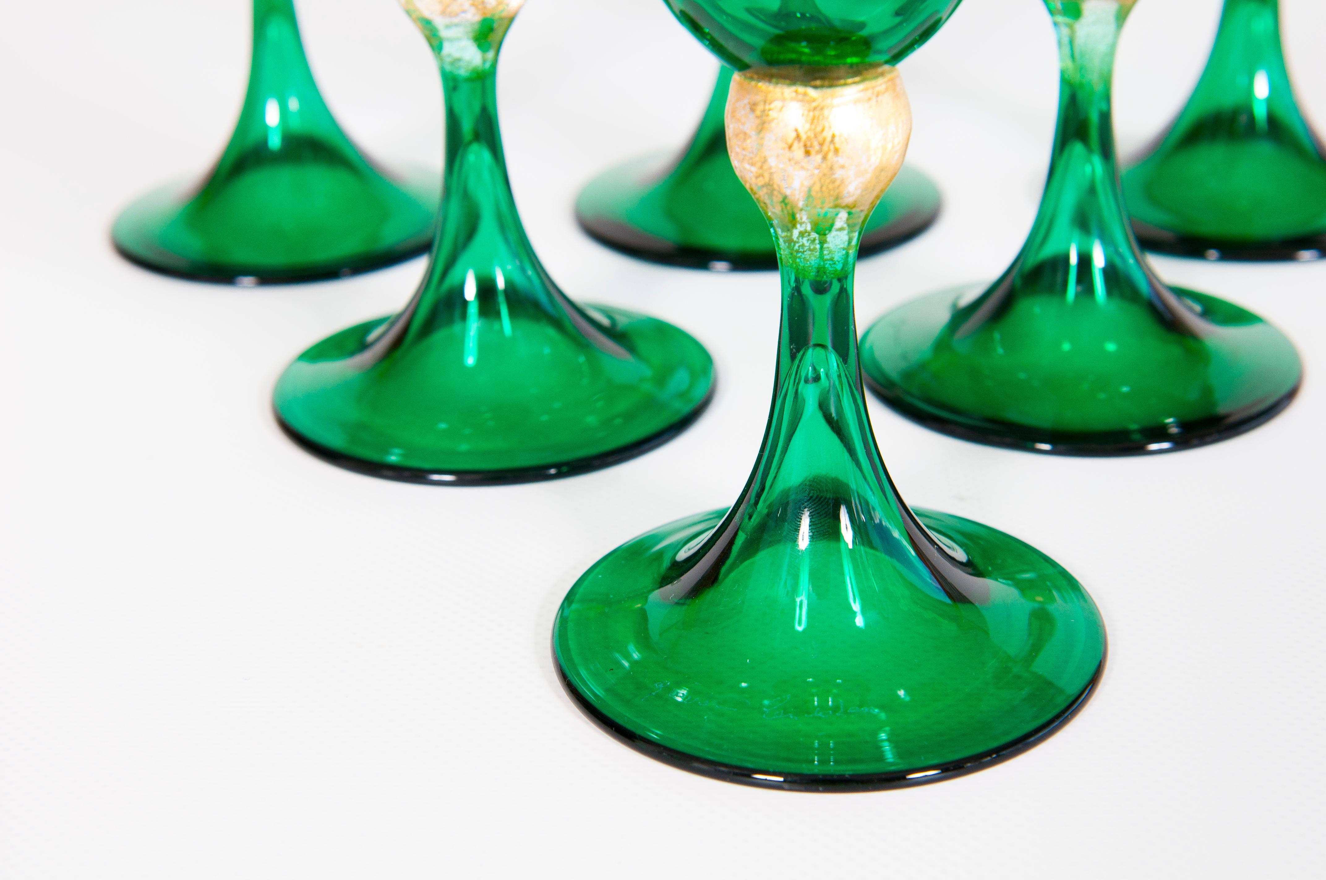Elegant ensemble de six gobelets en verre de Murano vert émeraude et or, Giovanni Dalla Fina en vente 8