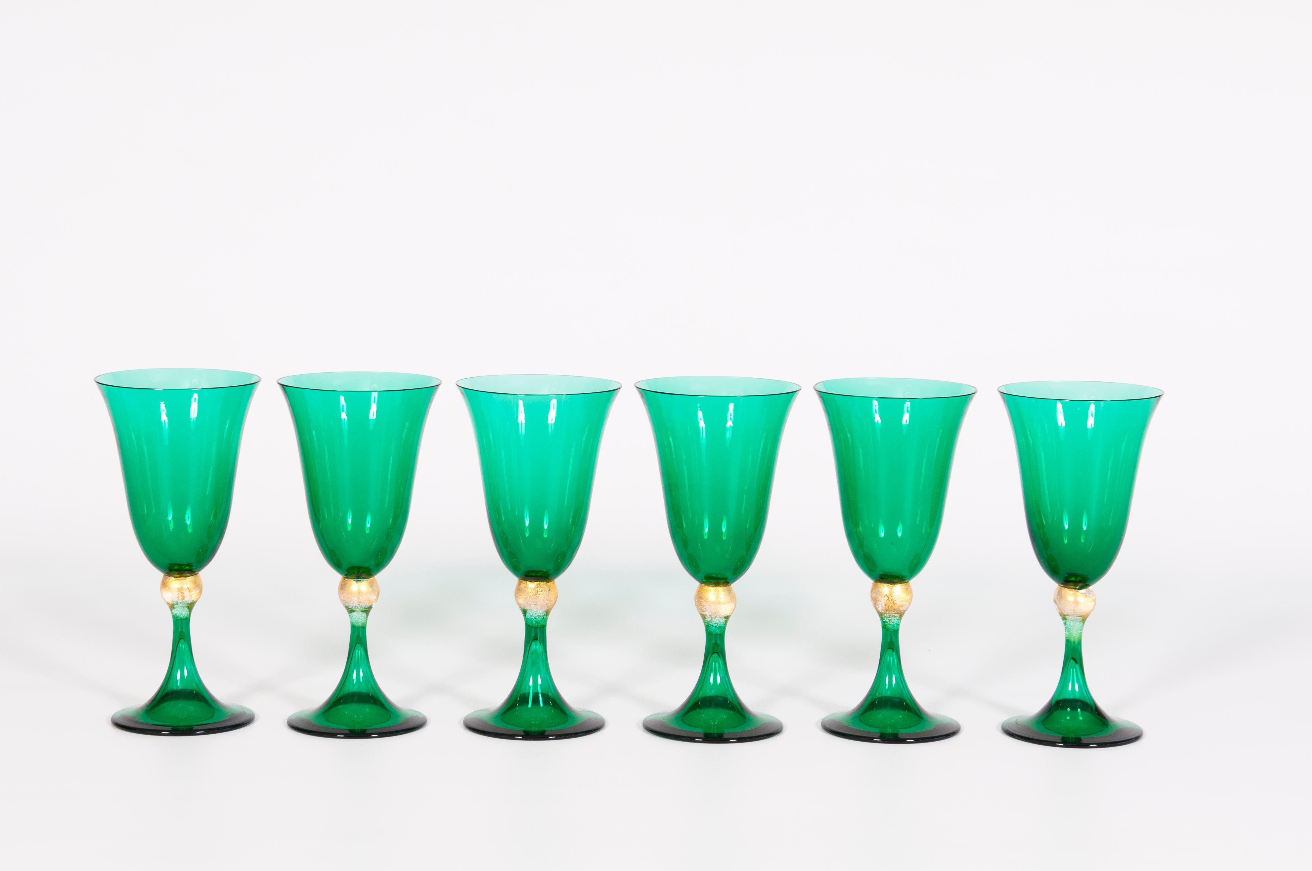 Elegant ensemble de six gobelets en verre de Murano vert émeraude du milieu du siècle dernier par Giovanni Dalla Fina, vers les années 1970

Un ensemble étonnant et de collection de six gobelets en verre de Murano soufflé à la main, créés de main de