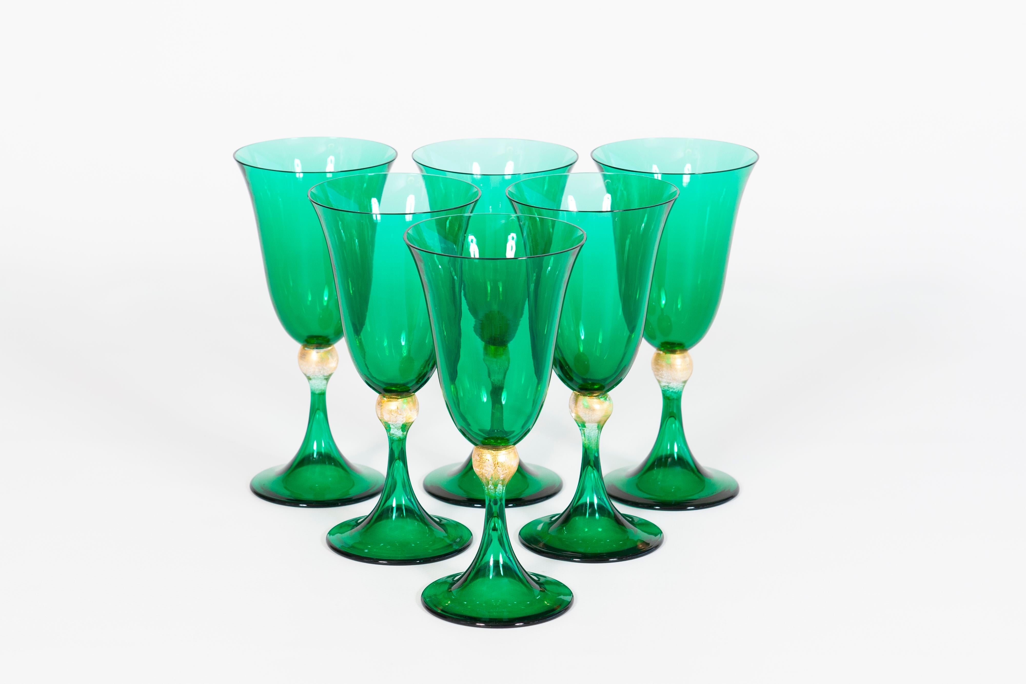Mid-Century Modern Elegant ensemble de six gobelets en verre de Murano vert émeraude et or, Giovanni Dalla Fina en vente