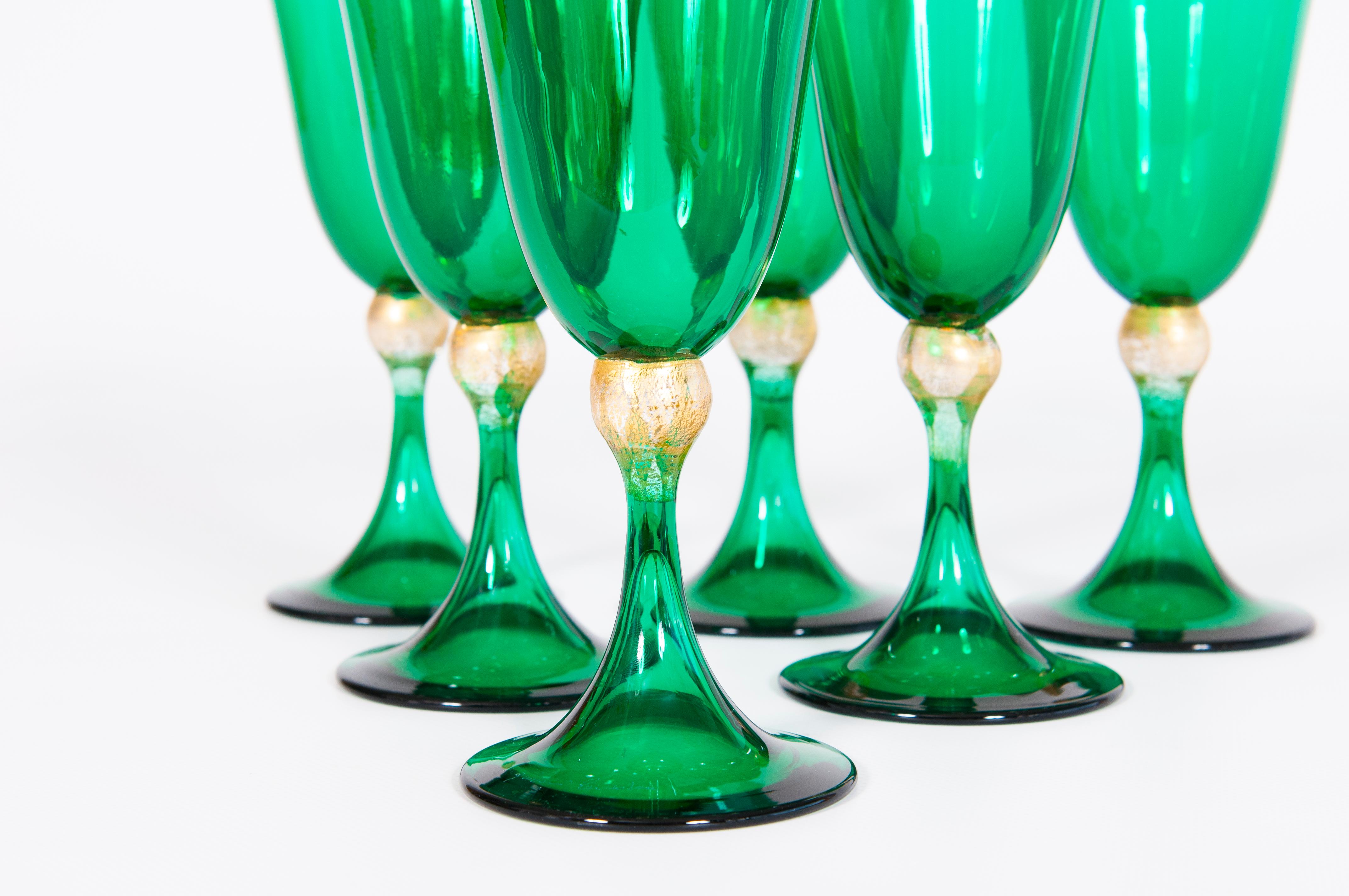 italien Elegant ensemble de six gobelets en verre de Murano vert émeraude et or, Giovanni Dalla Fina en vente