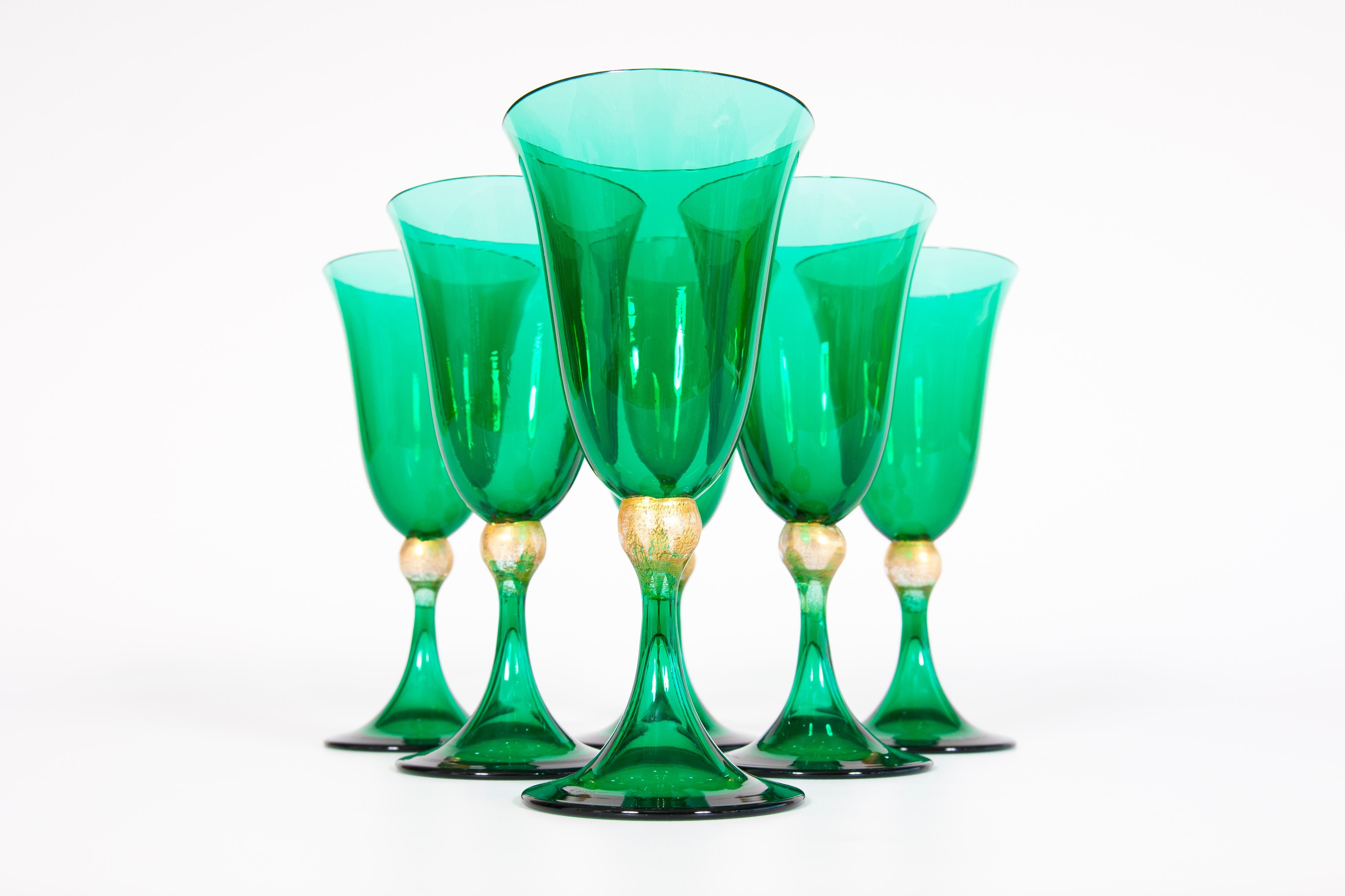 Elegant ensemble de six gobelets en verre de Murano vert émeraude et or, Giovanni Dalla Fina Excellent état - En vente à Villaverla, IT