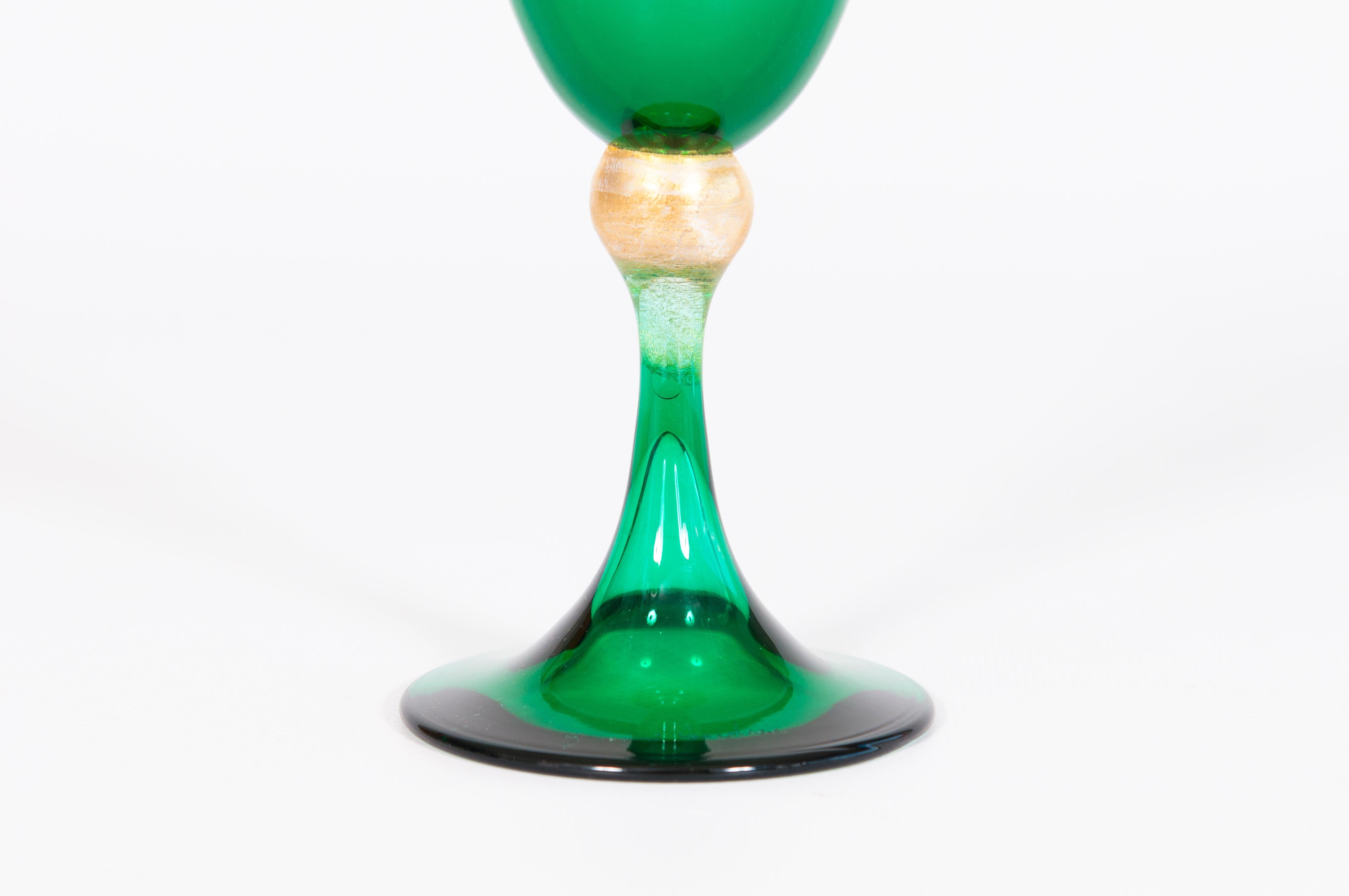 Verre Elegant ensemble de six gobelets en verre de Murano vert émeraude et or, Giovanni Dalla Fina en vente