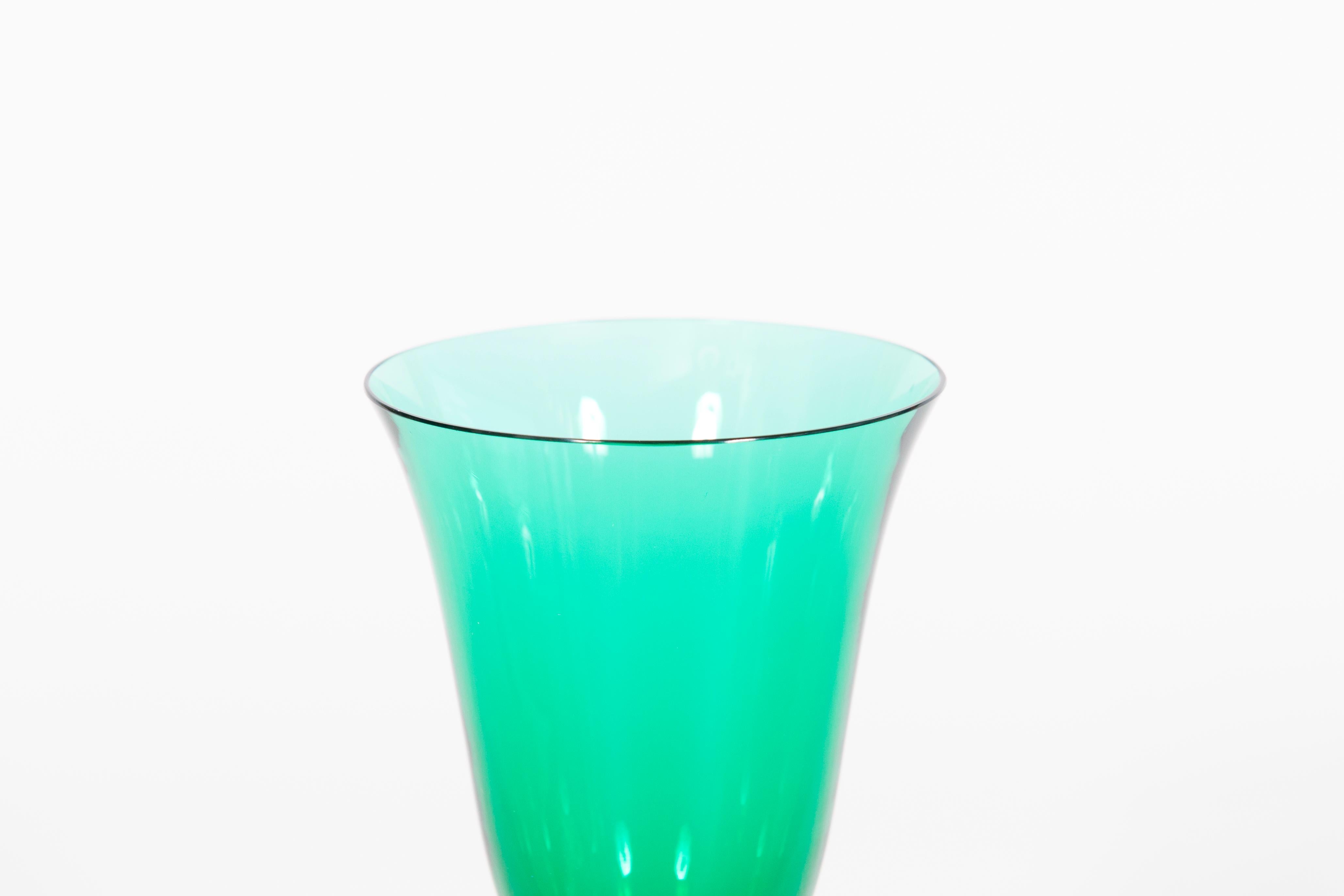 Elegant ensemble de six gobelets en verre de Murano vert émeraude et or, Giovanni Dalla Fina en vente 1