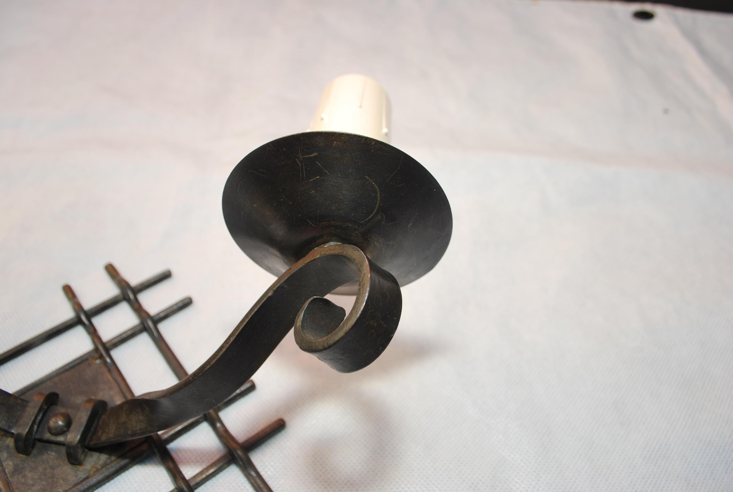Il s'agit d'un ensemble rare de six appliques en fer forgé des années 1930, la patine est beaucoup plus belle en personne, nous sommes re-câblé toutes les appliques, nous pourrions ajouter une plaque à l'arrière pour couvrir la boîte électrique.