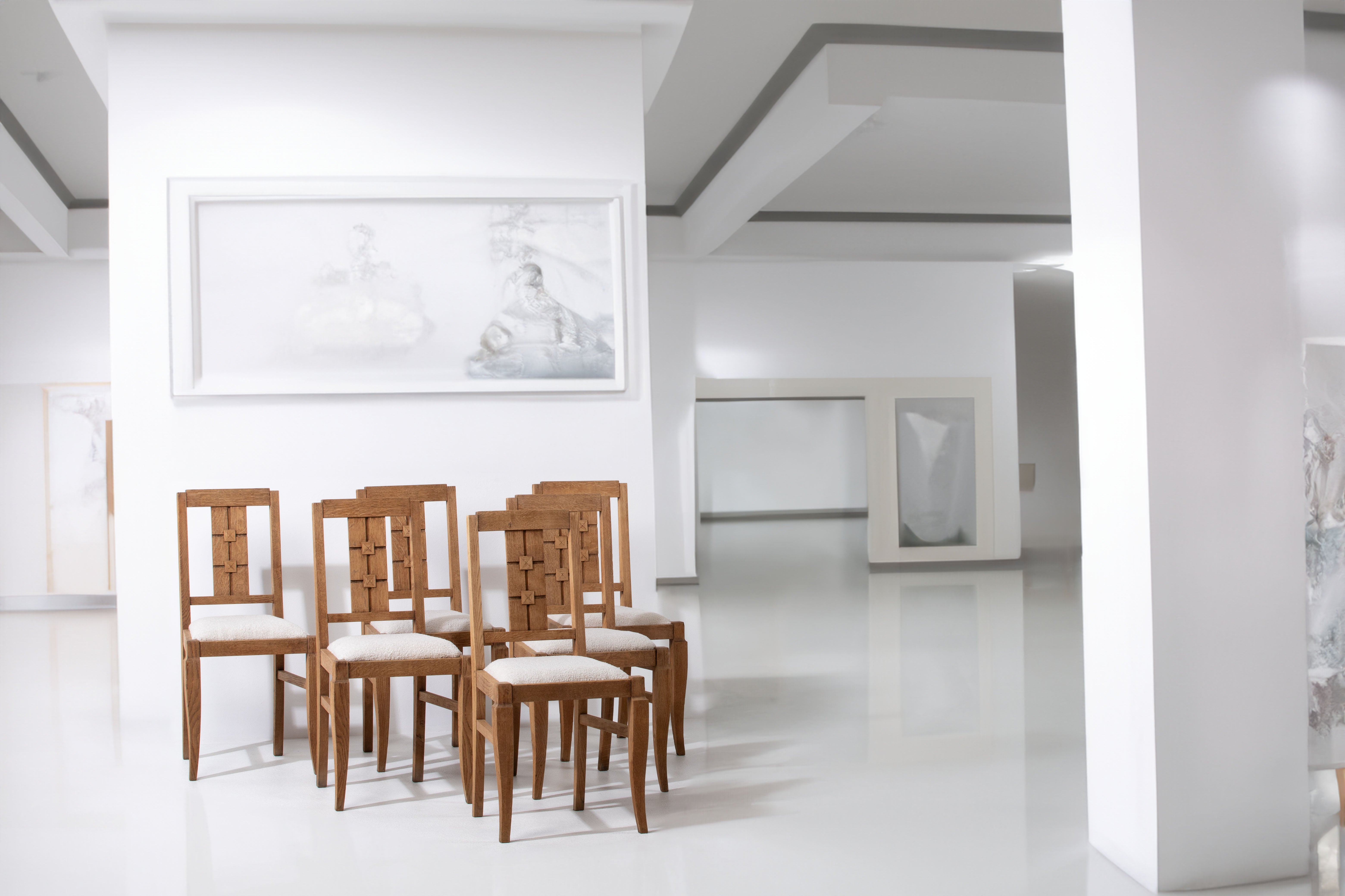 Voici un ensemble captivant de six chaises de salle à manger Art déco françaises des années 1940, fabriquées de manière experte en chêne massif. Cet ensemble exceptionnel présente un mélange artistique de lignes courbes et droites, créant un mariage