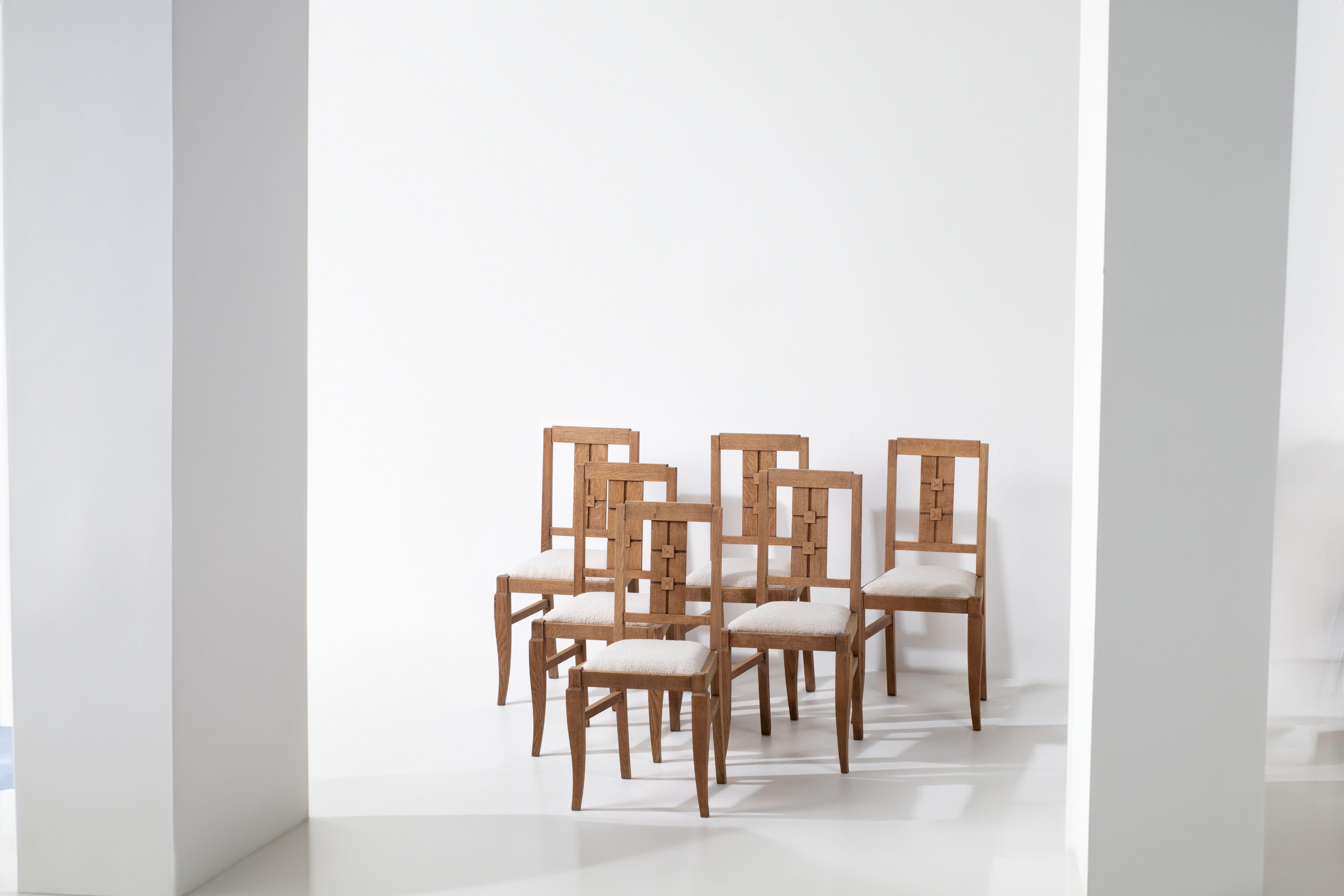 Elegant Set of Six French Art Deco Oak Chairs, 1940s, Bouclé In Good Condition For Sale In Wiesbaden, DE