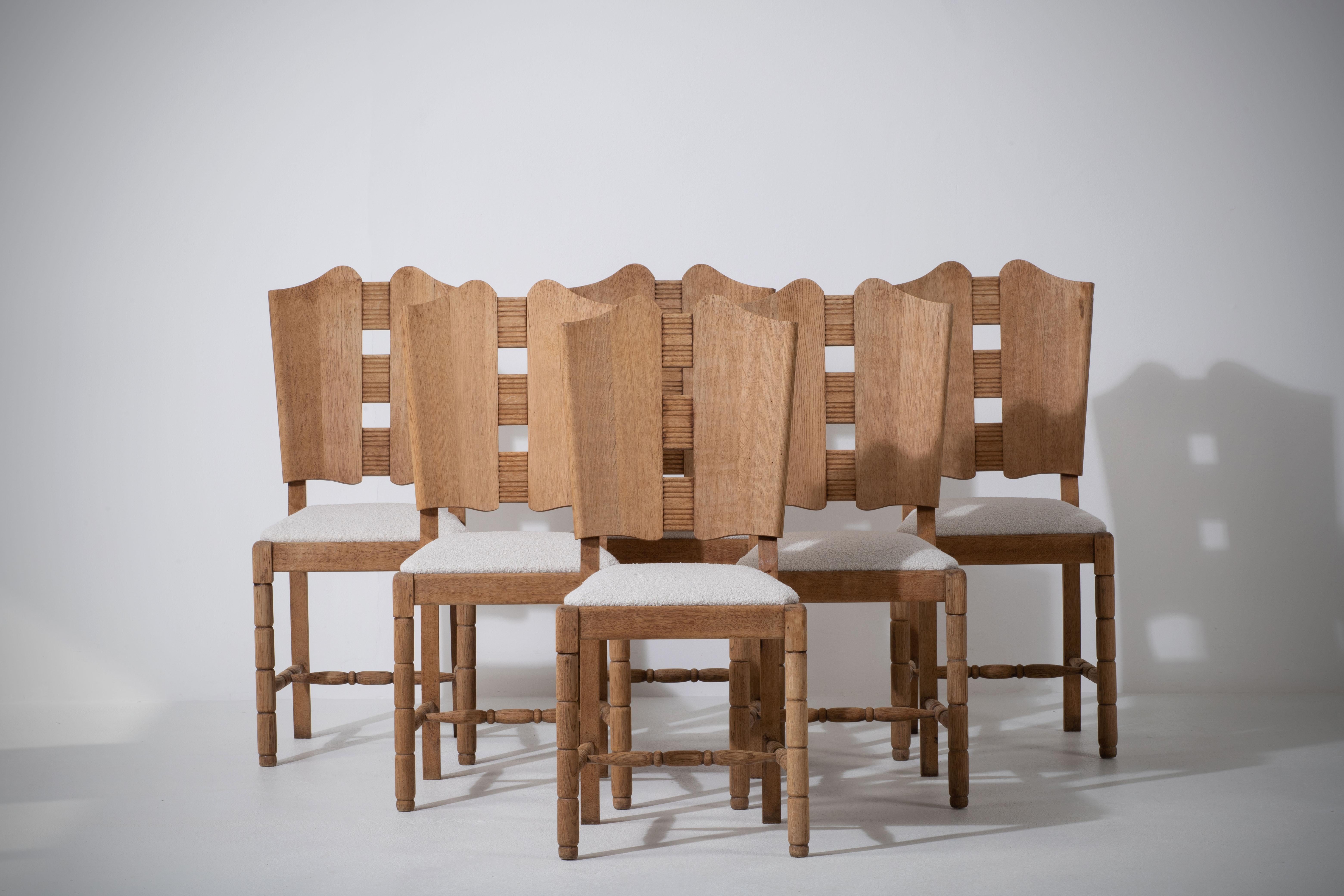 Elegant Set of Six French Art Deco Oak Chairs, 1940s, Graceful Curves & Bouclé In Good Condition In Wiesbaden, DE