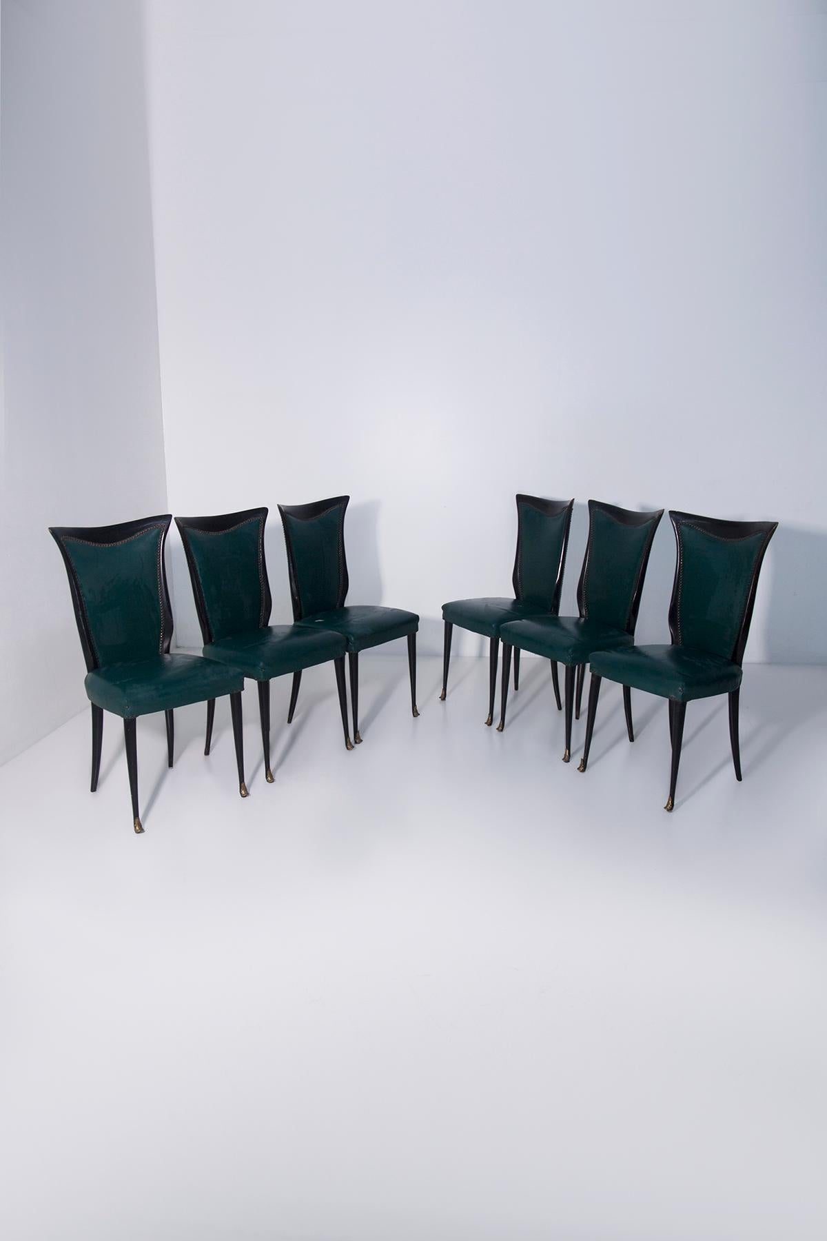 Mid-Century moderno Elegant set of six Italian-made chairs in green leather in vendita