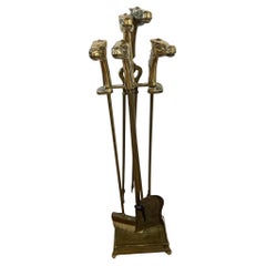 Eleganza del set di strumenti per caminetto in ottone massiccio in stile Maison Jansen con motivo equestre