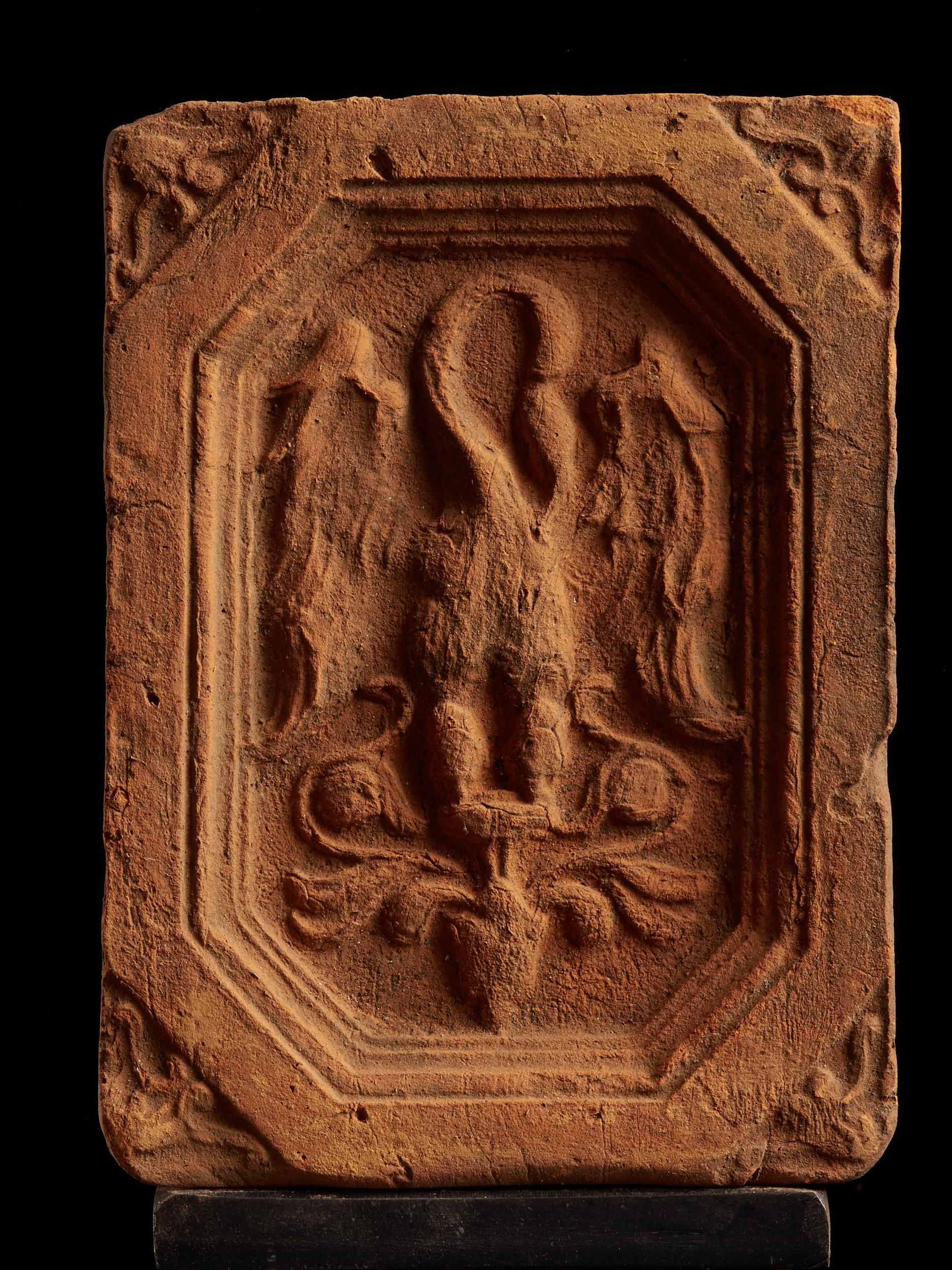 Elegantes Set von Kacheln mit geheimnisvollem geflügeltem Kreationsrelief im Angebot 4