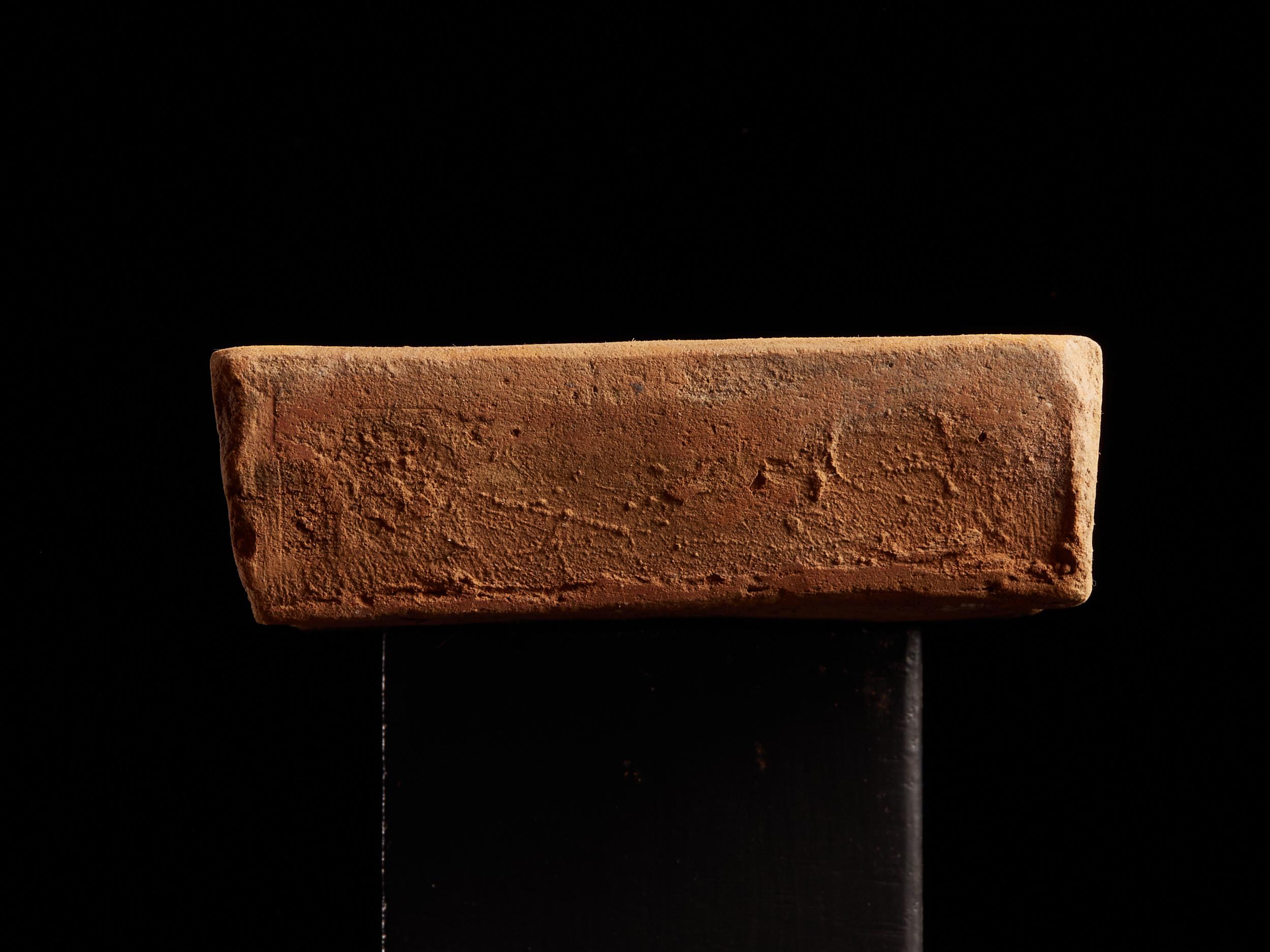 Elegantes Set von Kacheln mit geheimnisvollem geflügeltem Kreationsrelief im Angebot 8