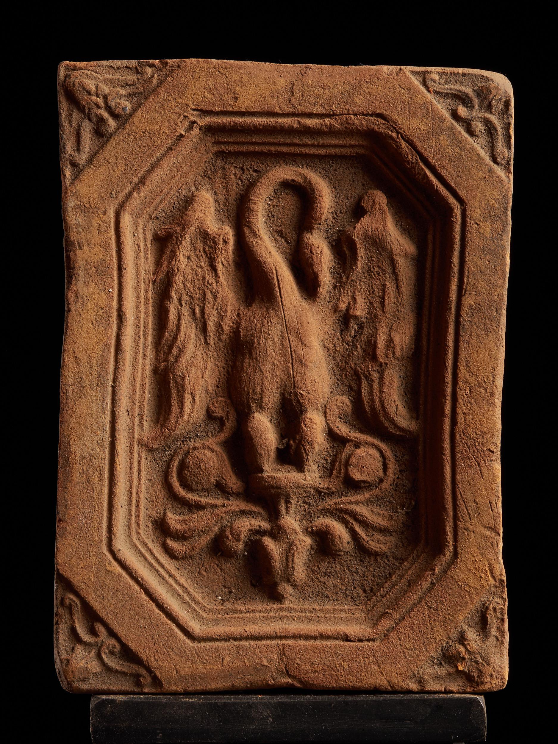 Elegantes Set von Kacheln mit geheimnisvollem geflügeltem Kreationsrelief im Zustand „Gut“ im Angebot in Leuven , BE