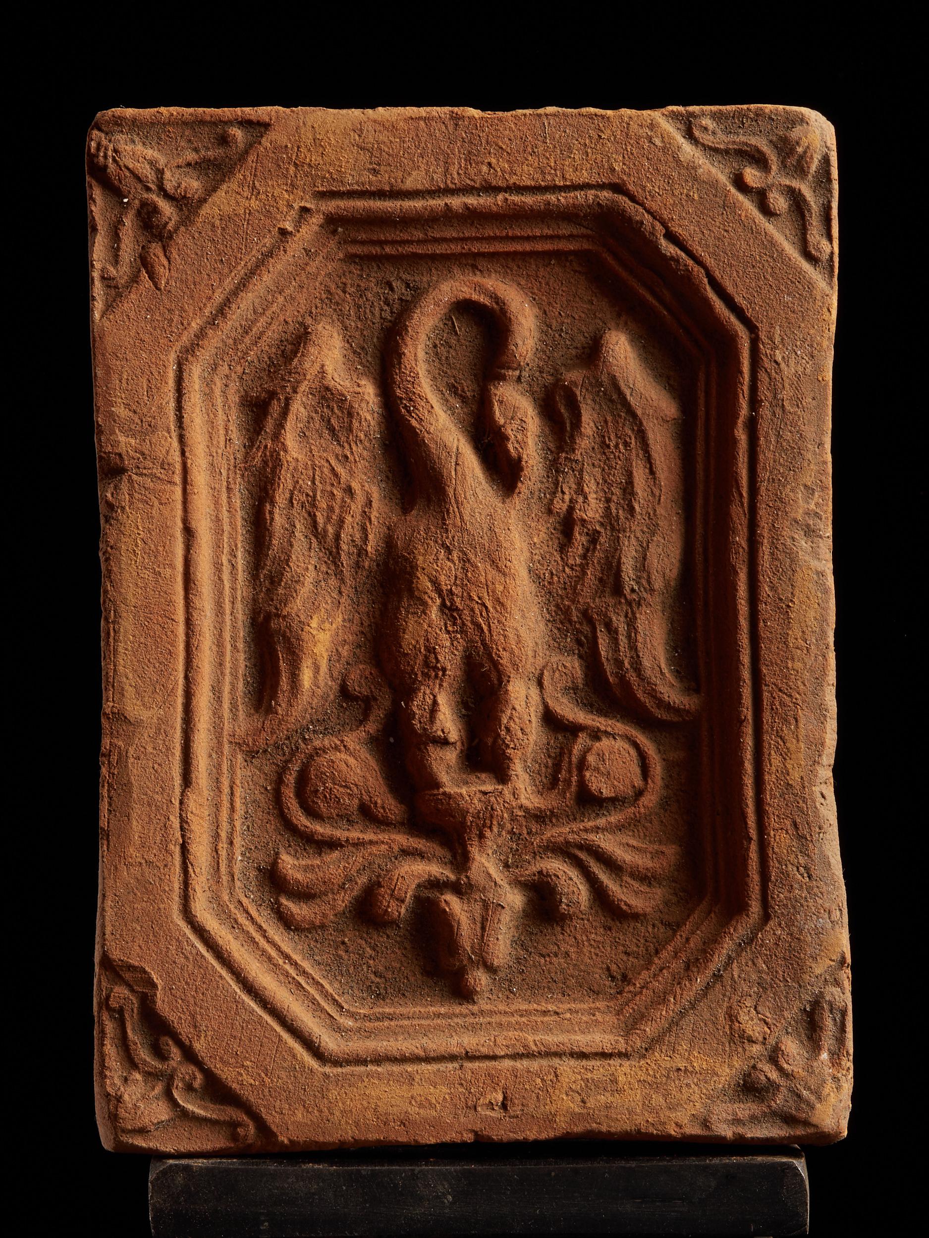 Elegantes Set von Kacheln mit geheimnisvollem geflügeltem Kreationsrelief im Angebot 2