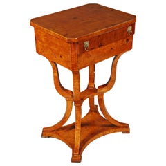 Elegante tavolo da cucito in stile Biedermeier antico impiallacciato in acero