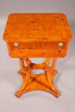 Nähtisch im Biedermeier-Stil
