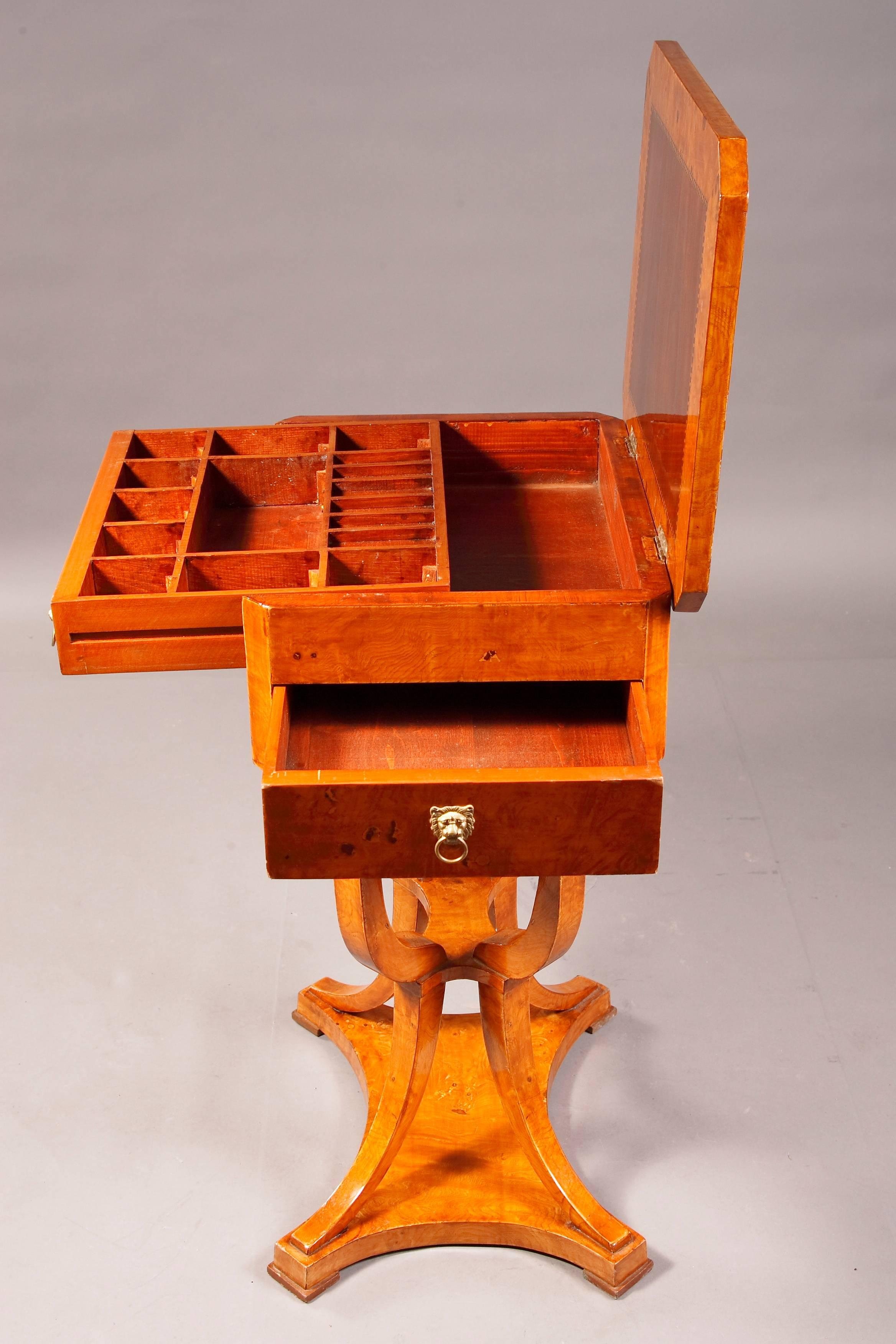 Elegante tavolo da cucito in stile Biedermeier antico impiallacciato in acero in vendita 1