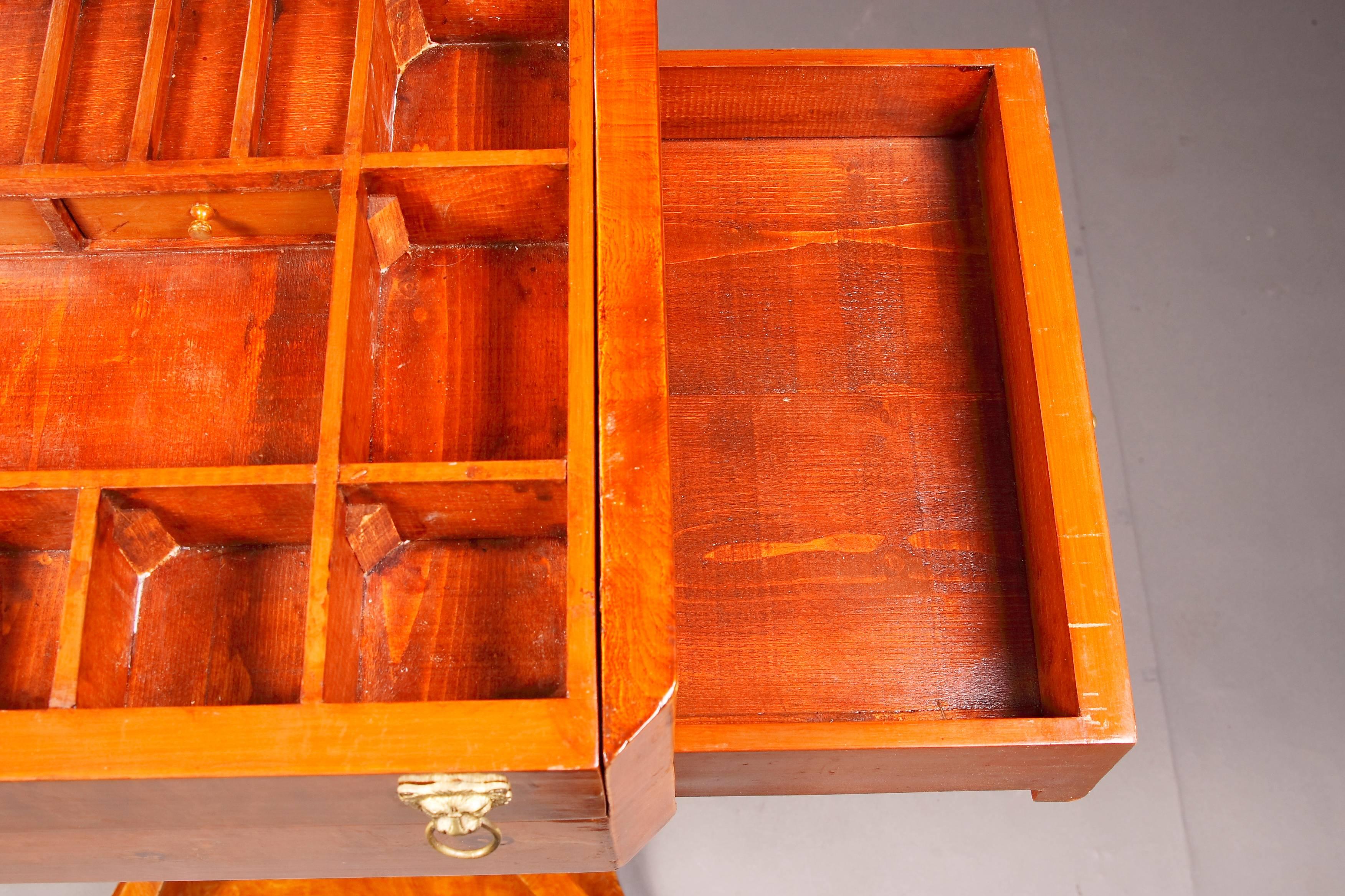 Elegant Sewing Table in antique Biedermeier Style Maple veneer For Sale 3