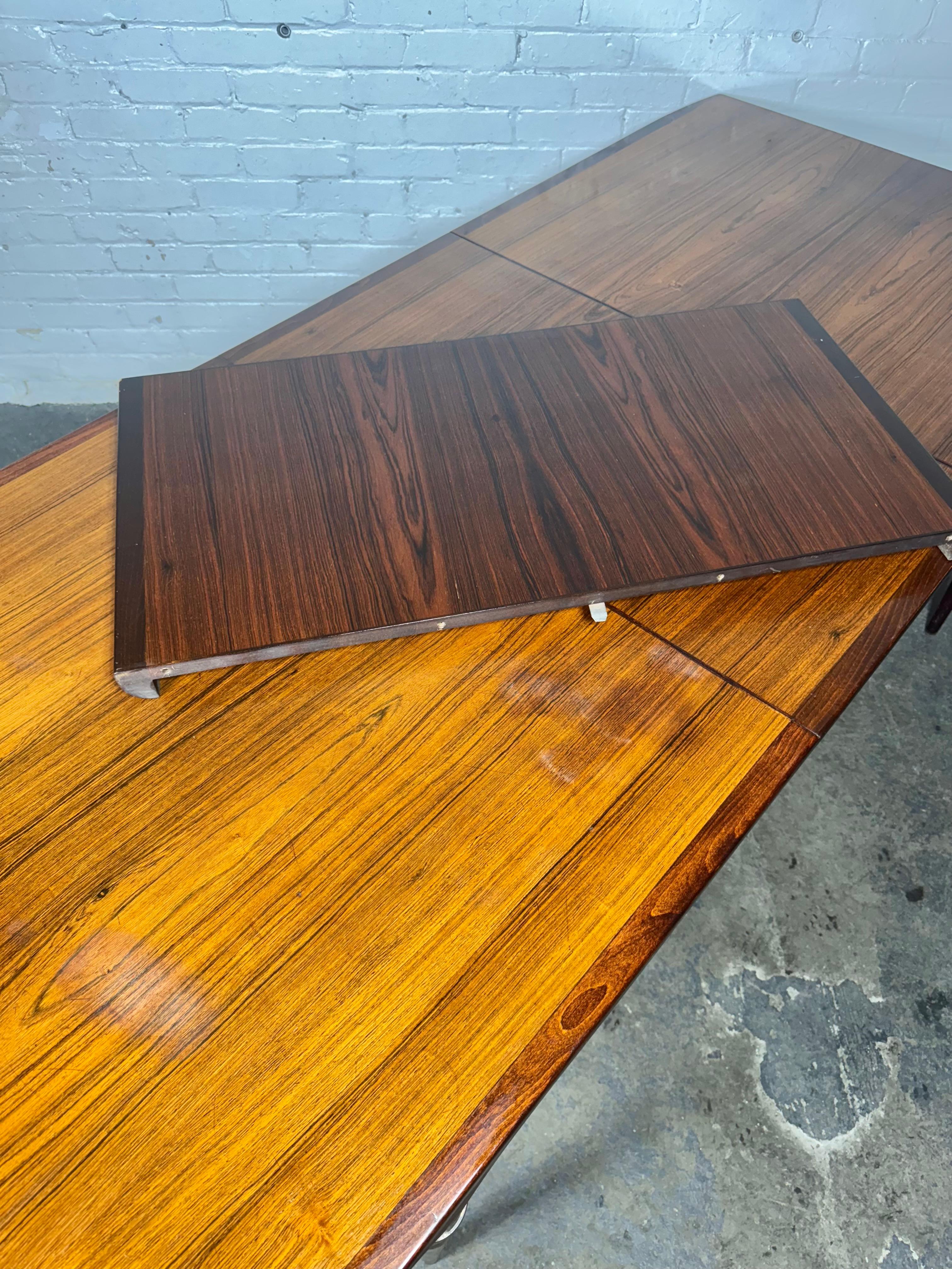 Table de salle à manger Elegant / Sexy Rosewood de Svante Skogh pour Seffle / Suède Bon état - En vente à Buffalo, NY