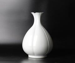 Vase contemporain en porcelaine de forme élégante de Nishiyama Tadashi