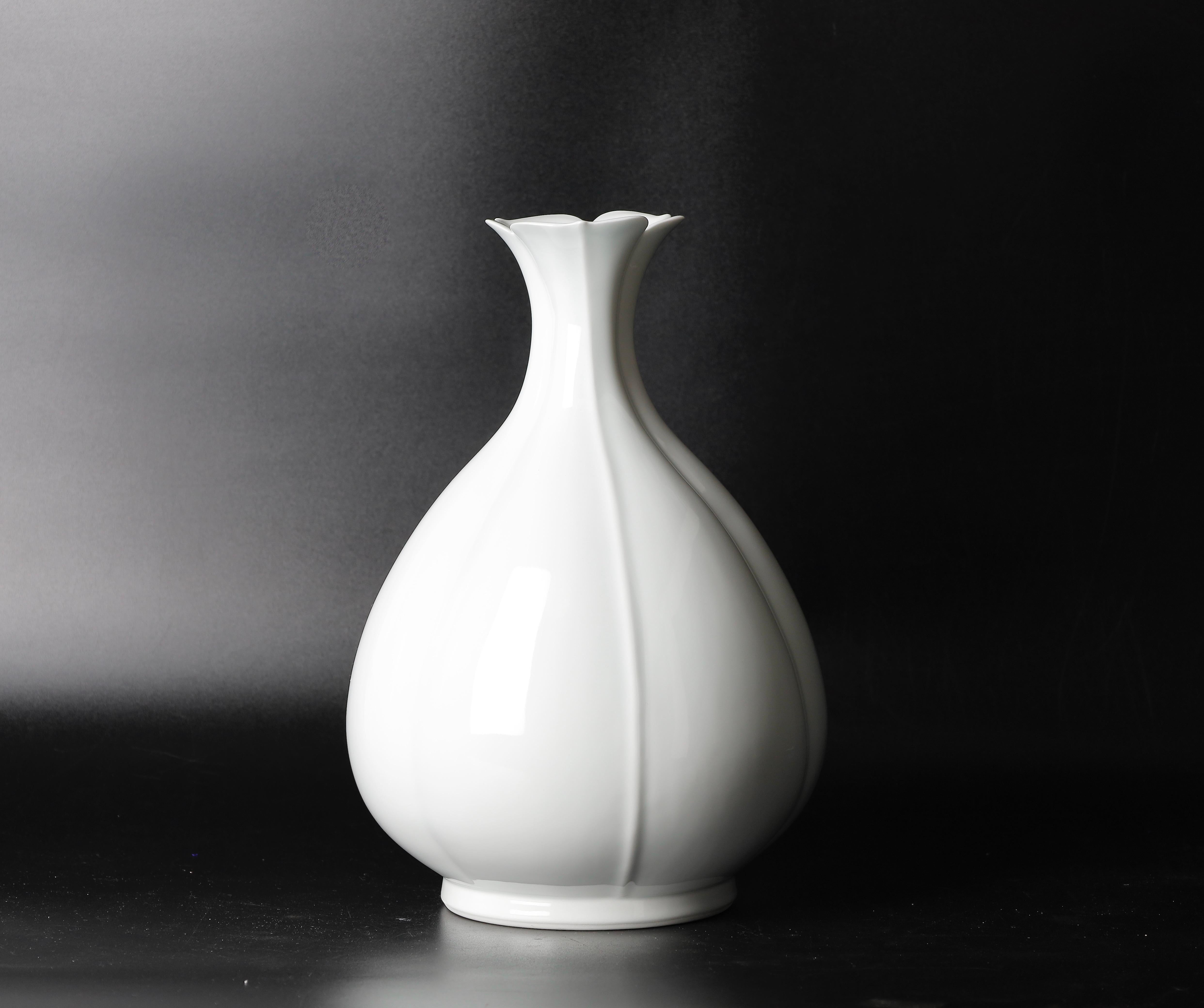 Hand-Crafted Elegant Shape Contemporary Porcelain Vase by Nishiyama Tadashi