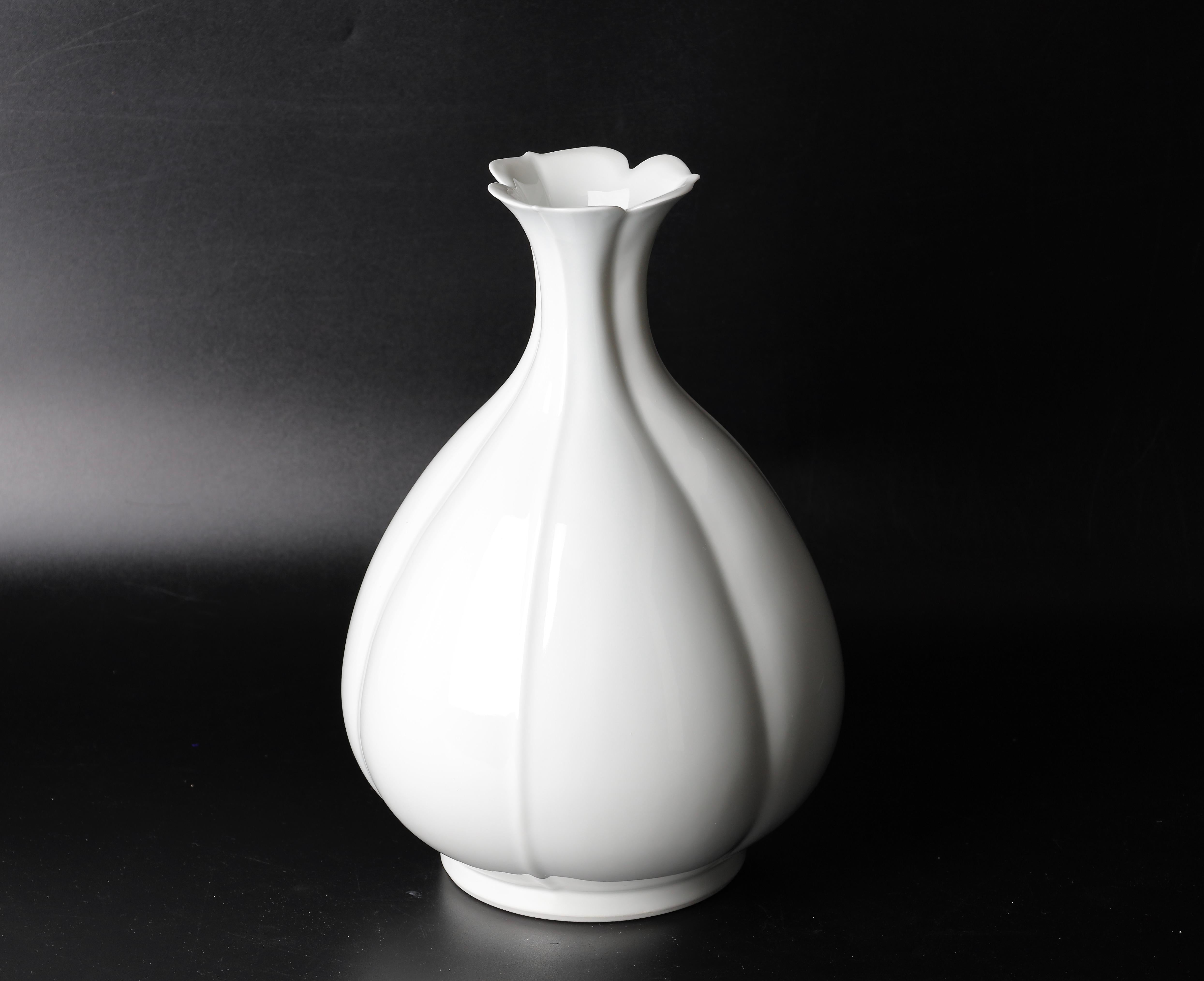 Elegant Shape Contemporary Porcelain Vase by Nishiyama Tadashi In Excellent Condition In Fukuoka, JP