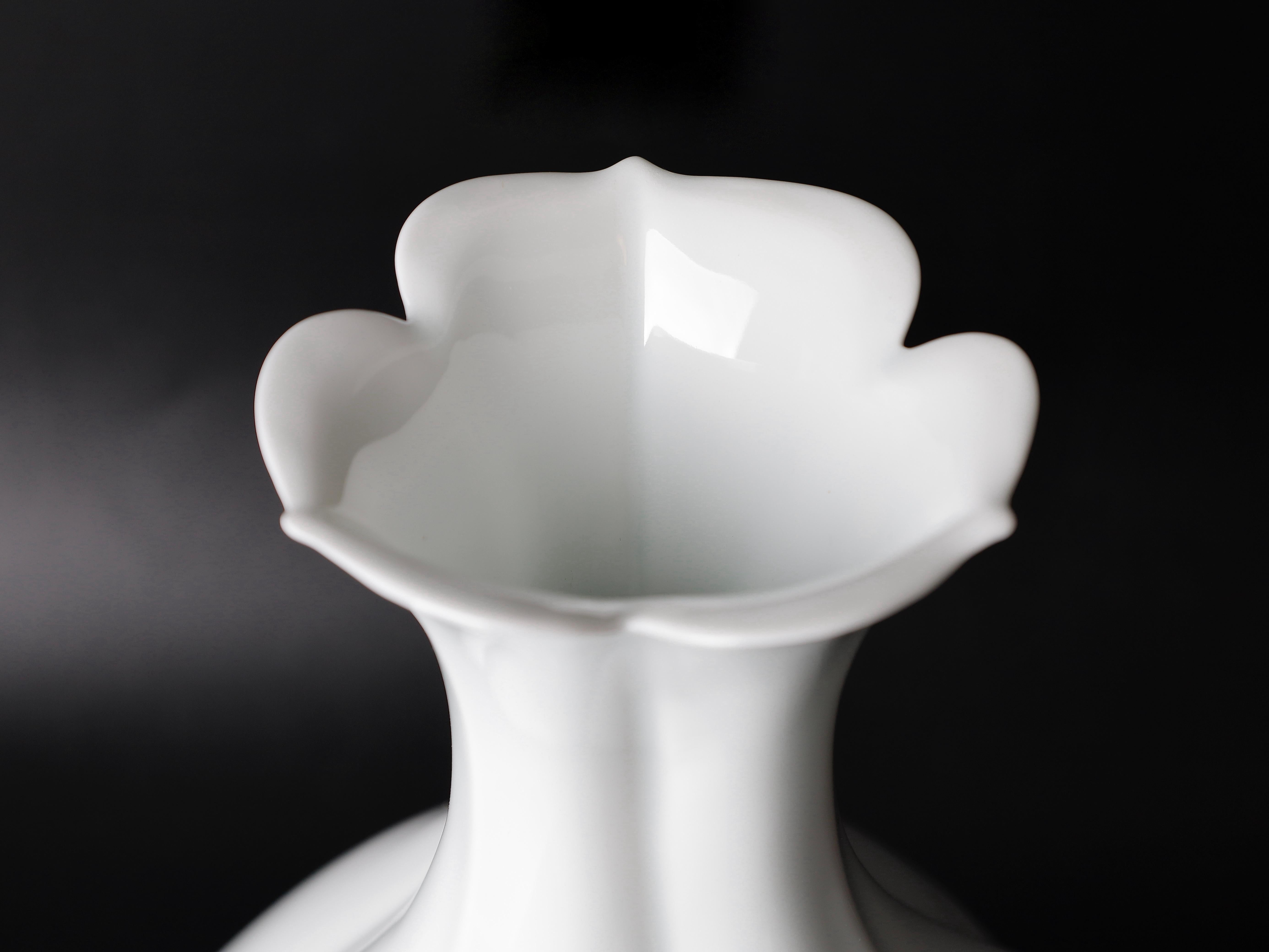 20ième siècle Vase contemporain en porcelaine de forme élégante de Nishiyama Tadashi