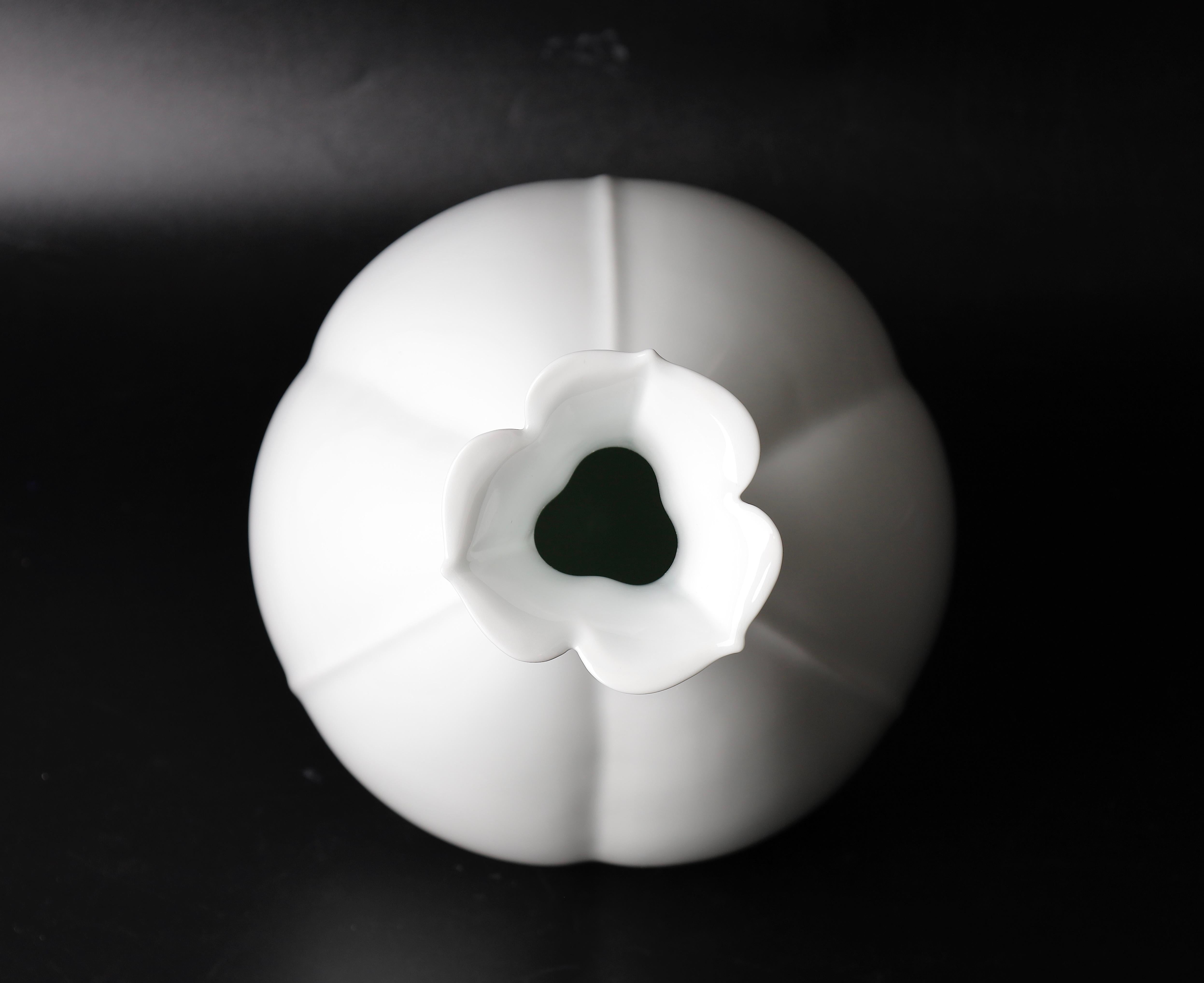 Porcelaine Vase contemporain en porcelaine de forme élégante de Nishiyama Tadashi