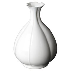Vase contemporain en porcelaine de forme élégante de Nishiyama Tadashi